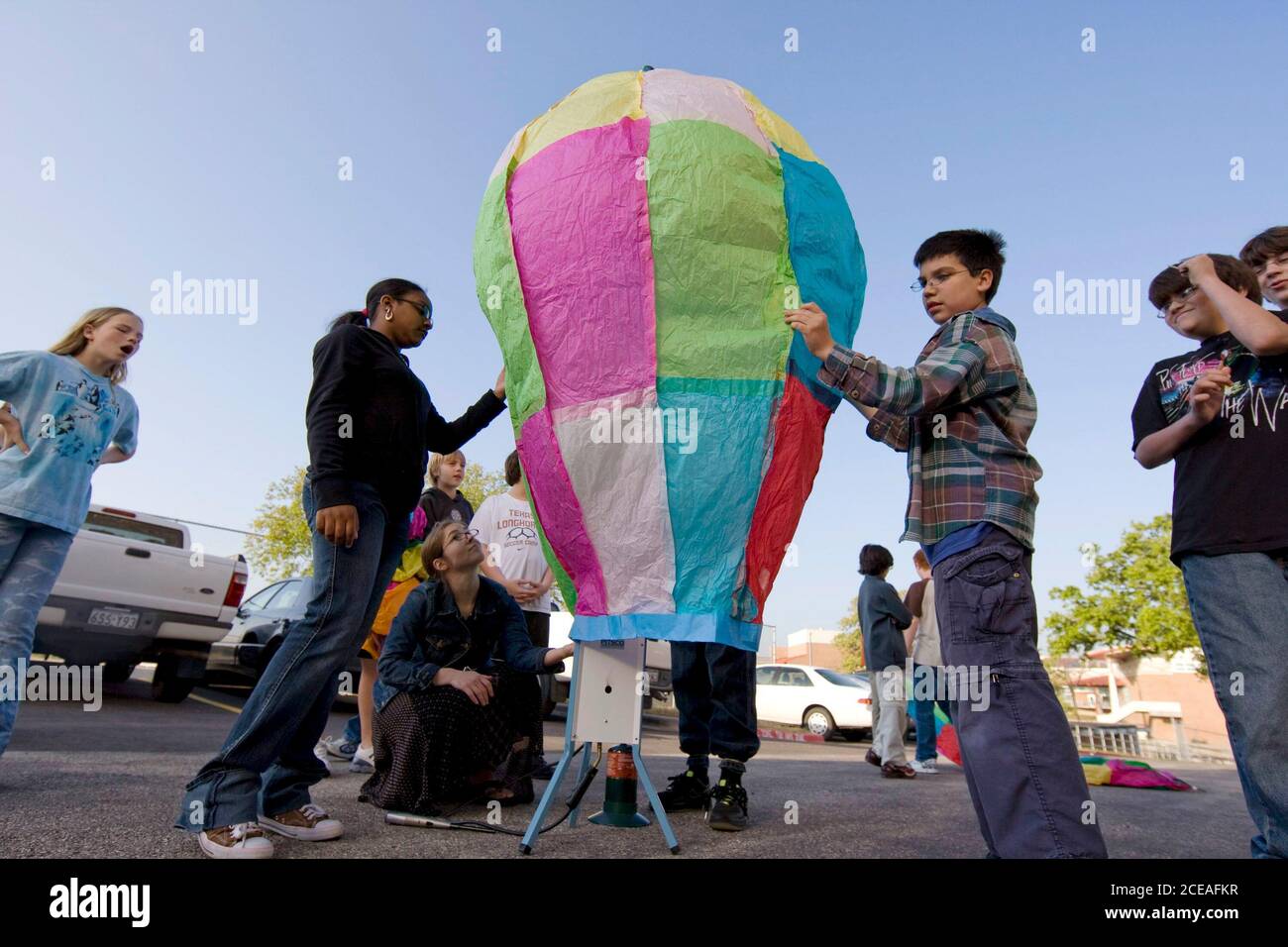 Austin, TX 25. März 2008: Sechstklässler in einer Einführung in die Flugklasse an der Kealing Middle School starten bunte Patchwork-Heißluftballons aus Papier als Teil eines einsemestrigen Studiums der Luftfahrt. ©Bob Daemmrich Stockfoto