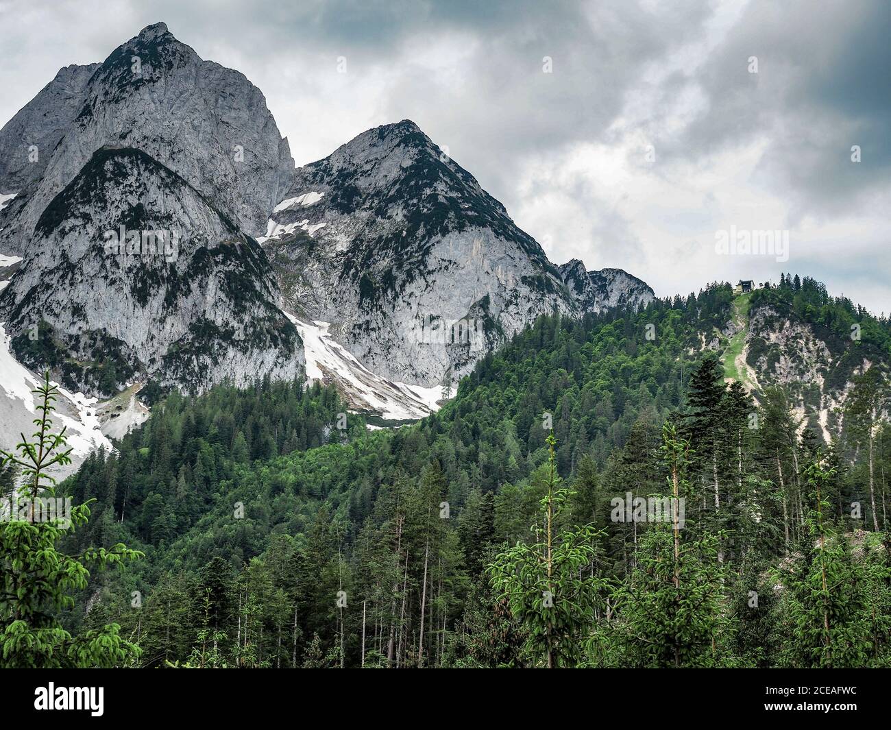 Blick auf Felsen im Dachstein Salzkammergut, wolkige Kulisse ...