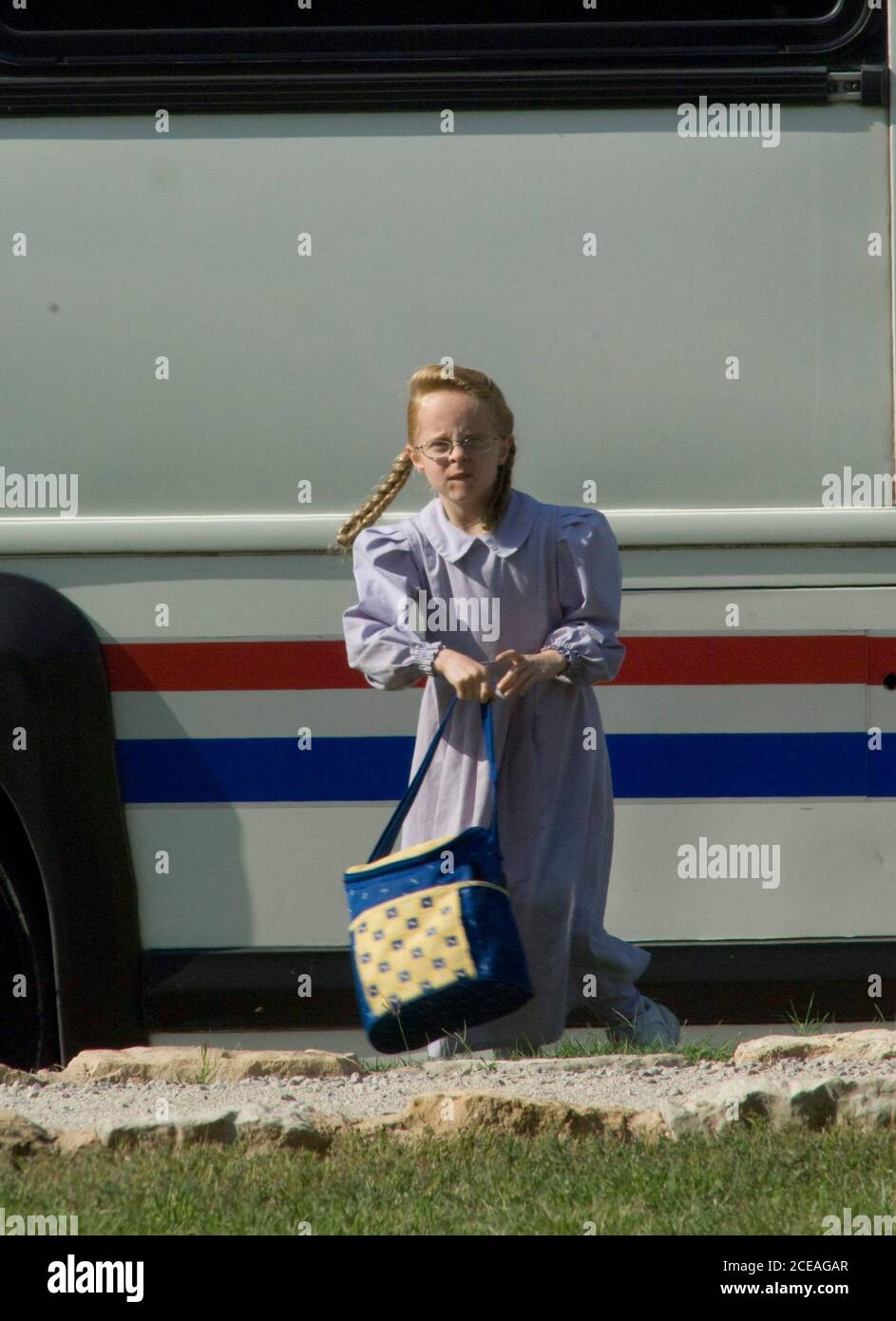 San Angelo, Texas, 8. April 2008: Junge weibliche Mitglieder der in der Nähe von Eldorado, Texas, ansässigen religiösen Gemeinschaft der Polygamisten nach Zion, steigen an der historischen Stätte von Fort Concho aus einem Charterbus aus. Staatsbeamte plünderten die Gemeinde nach Anschuldigungen der Kindergefährdung und verfrachten Hunderte von Kindern in provisorische Wohnungen, während die Ermittlungen in Bezug auf die Anschuldigungen fortgesetzt werden. ©Bob Daemmrich Stockfoto