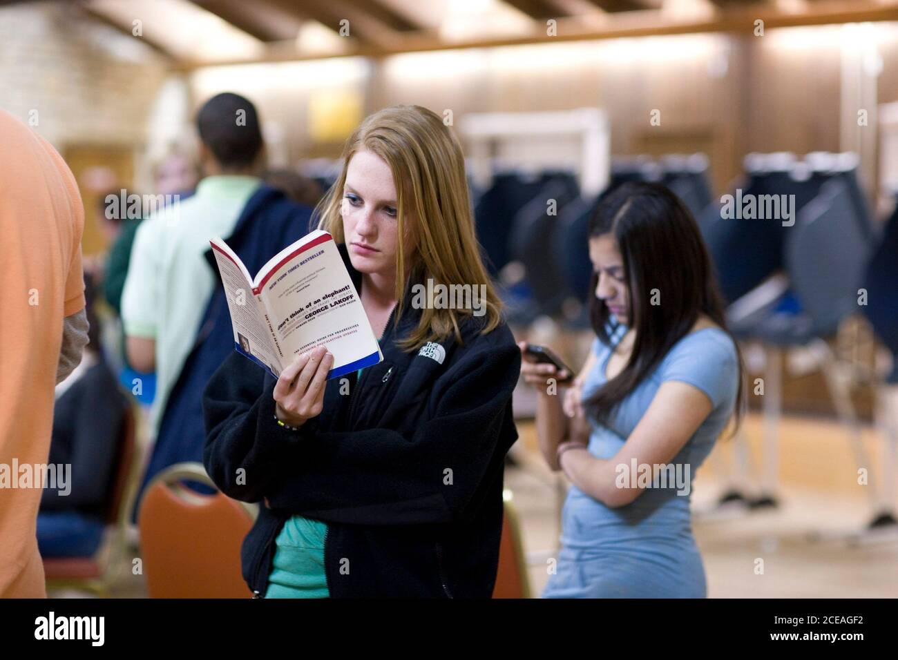 Austin, TX, 4. März 2008: Die Wähler in den Bezirken 266 und 277 des Travis County, in der Nähe der University of Texas, gaben während der texanischen Vorwahlen am Dienstagabend ihre Stimme ab. Etwa 250 Wähler standen noch an der Reihe, als die Umfragen um 7 Uhr offiziell schlossen, aber alle durften wählen. ©Bob Daemmrich Stockfoto