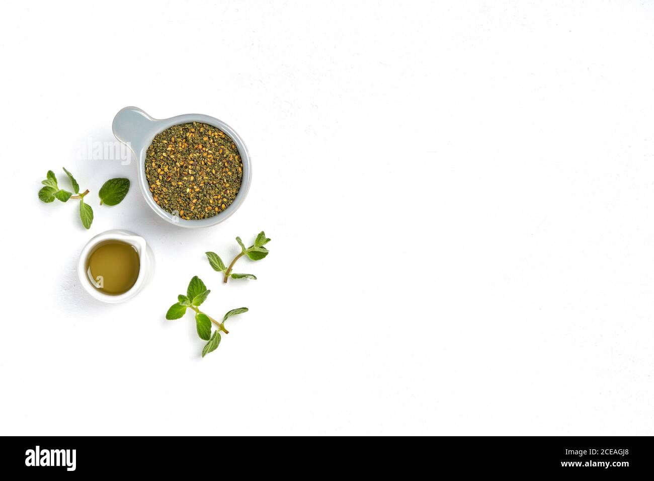 Nahöstliche Zaatar Gewürze mit frischen Zaatar Blättern und Olivenöl. Draufsicht mit Kopierbereich Stockfoto