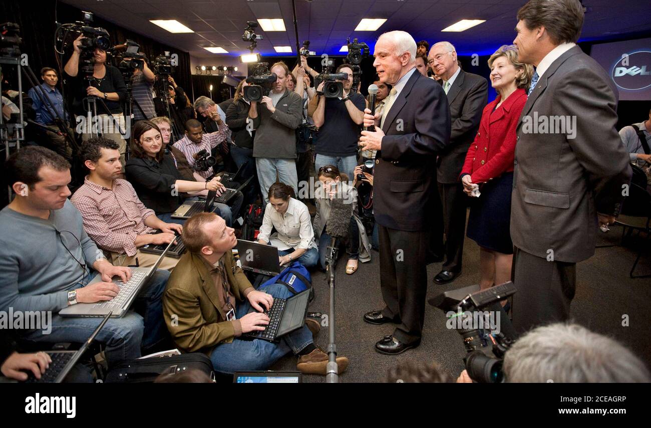 Round Rock, Texas 29. Februar 2008: Republikanischer Präsidentschaftskandidat John McCain (l.), zusammen mit dem ehemaligen Texas Senator Phil Gramm, dem derzeitigen Senator Kay Bailey Hutchison und Texas Gov. Rick Perry, spricht während eines Wahlkampfs am Hauptsitz von Dell Computers mit der Presse. ©Bob Daemmrich Stockfoto