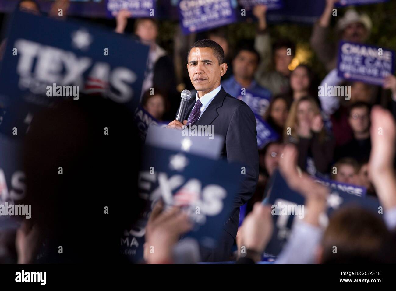 Austin, Texas 22. Februar 2008: Die Hoffnung des demokratischen Präsidenten Barack Obama spricht bei einer nächtlichen Kundgebung vor dem texanischen Kapitol vor rund 15,000 Zuschauern. ©Bob Daemmrich Stockfoto