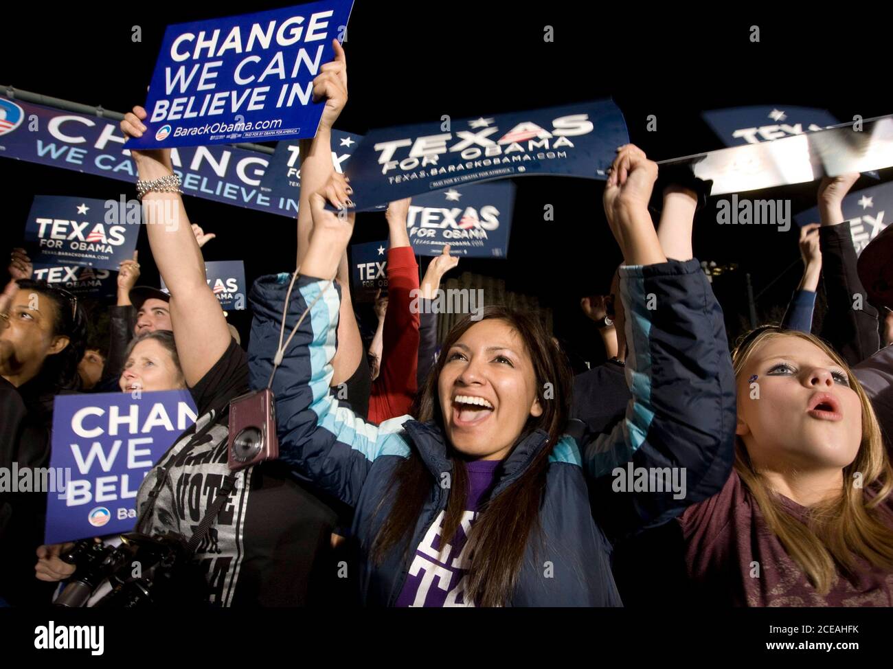 Austin, TX 22. Februar 2008: Texaner hören dem demokratischen Kandidaten Barack Obama zu, der in der Innenstadt von Austin im State Capitol spricht. Etwa 15,000 stellten sich heraus, dass Obama seine Anhänger inspirieren ließ, sich in den Wahlprozess einzubringen. ©Bob Daemmrich Stockfoto