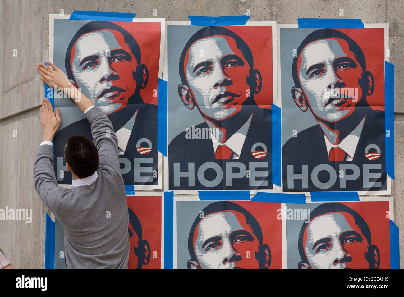 Austin, Texas, 2. Februar 2008: Der Unterstützer von Barack Obama nimmt Kampagnenplakate vor dem Rec Sports Center an der Universität von Texas in Austin auf, Stunden vor der Debatte zwischen Obama und Hillary Clinton, den Präsidentschaftskandidaten der Demokraten. ©Bob Daemmrich Stockfoto
