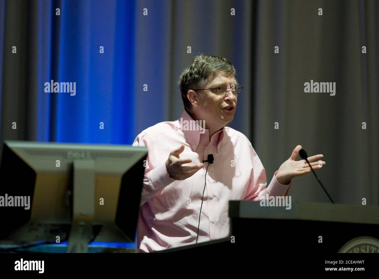Austin, Texas, USA, 20. Februar 2008: Der Vorsitzende von Microsoft, Bill Gates, spricht während einer Rede an der University of Texas in Austin über die Zukunft des Computing und von Microsoft, wo er sich offiziell von seinen täglichen Pflichten zurückziehen wird. ©Bob Daemmrich Stockfoto