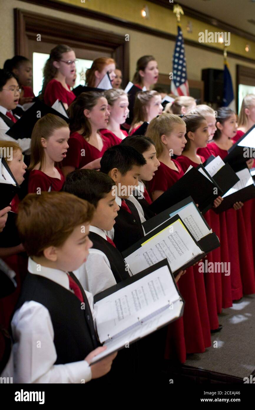 Austin, Texas: 16. Dezember 2007: Der ethnisch vielfältige Austin Children's Choir führt ein Weihnachtskonzert für Gäste des texanischen Gouverneurs Rick Perry in einem lokalen Hotel durch, während Renovierungsarbeiten am Governor's Mansion durchgeführt werden. ©Bob Daemmrich Stockfoto