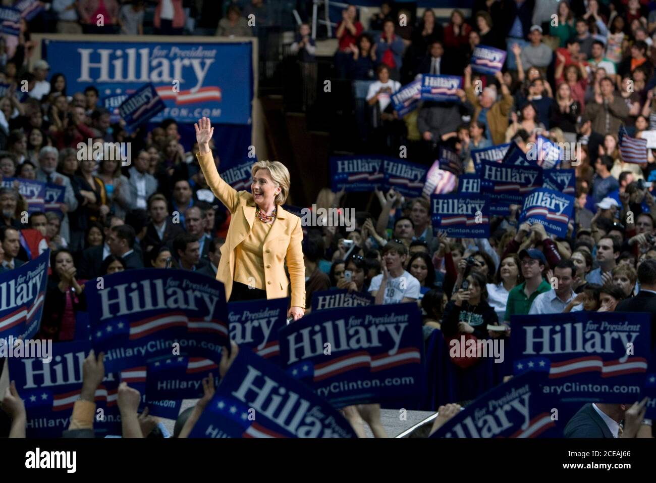 San Antonio, Texas, 13. Februar 2008: Senatorin Hillary Clinton kämpft vor einer begeisterten Menge von 5,000 Unterstützern an der St. Mary's University für die Kandidatur der Demokraten. ©Bob Daemmrich Stockfoto