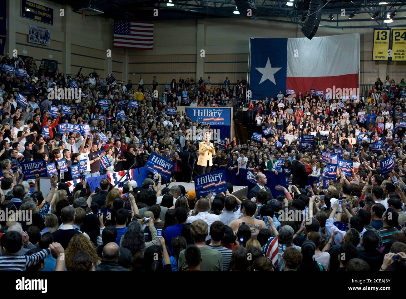 San Antonio, Texas. 13. Februar 2008. Senatorin Hillary Clinton spricht an der St. Mary's University eine Menge von 5,000 Unterstützern an. ©Bob Daemmrich Stockfoto