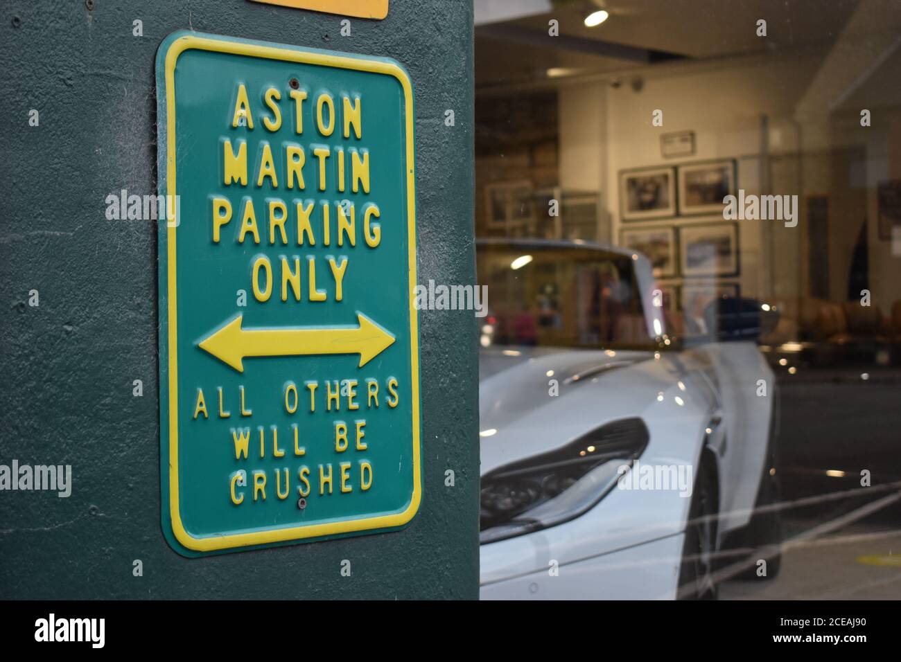 'Aston Martin Parking Only' - ein Schild außerhalb Desmond J Smail Ltd, ein Spezialist Aston Martin Händler in Olney. Stockfoto