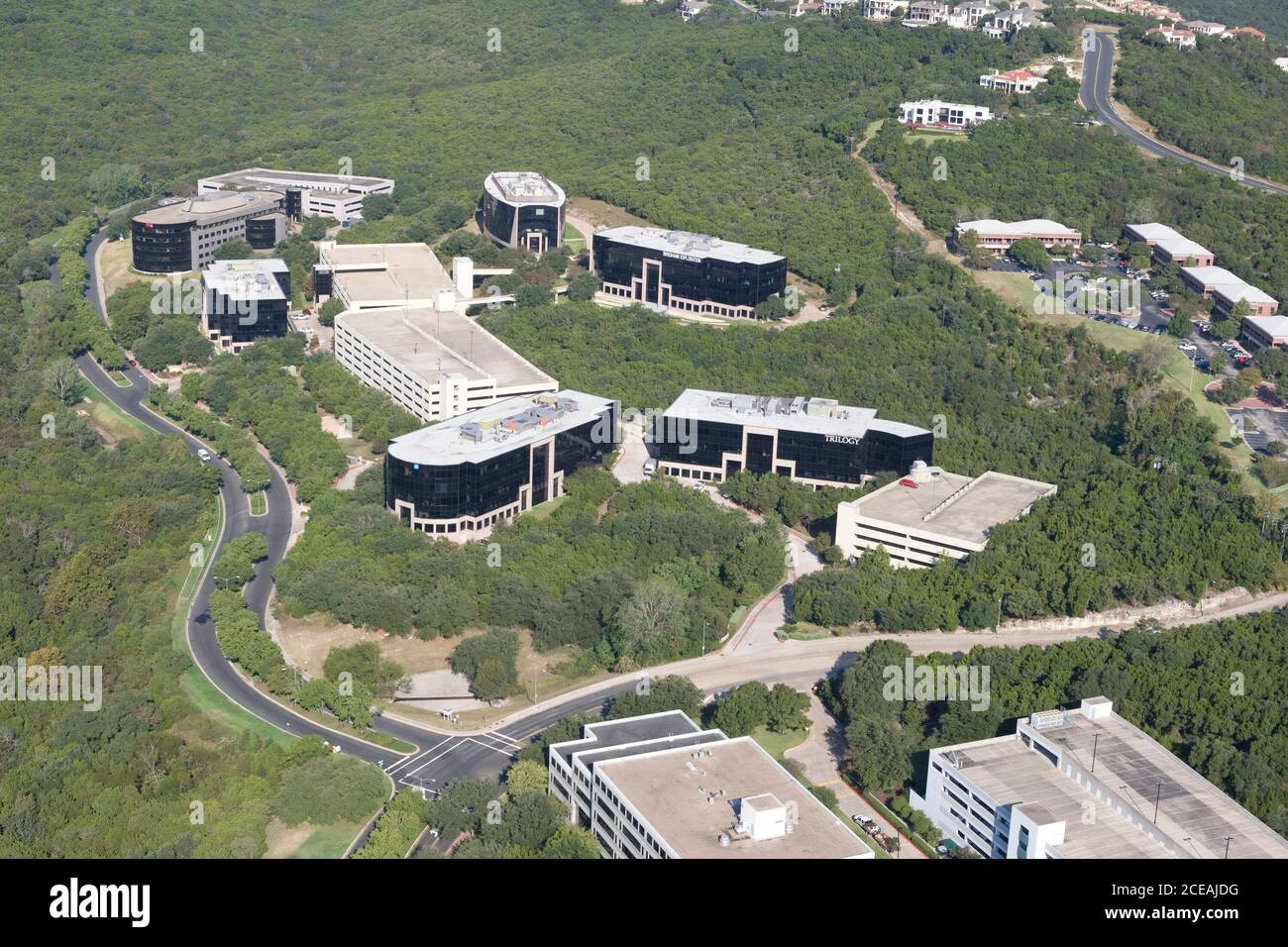 Travis County, TX 12. Oktober 2007: Bürokomplex abseits von Loop 360 zeigt Wachstum in den Vororten in Zentral-Texas westlich von Austin. ©Bob Daemmrich/ Stockfoto