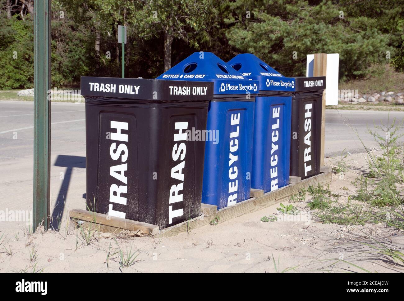 Mülleimer und Recycling-Mülleimer am Eingang zum Neshotah Beach Park, Two Rivers, Wisconsin. Stockfoto
