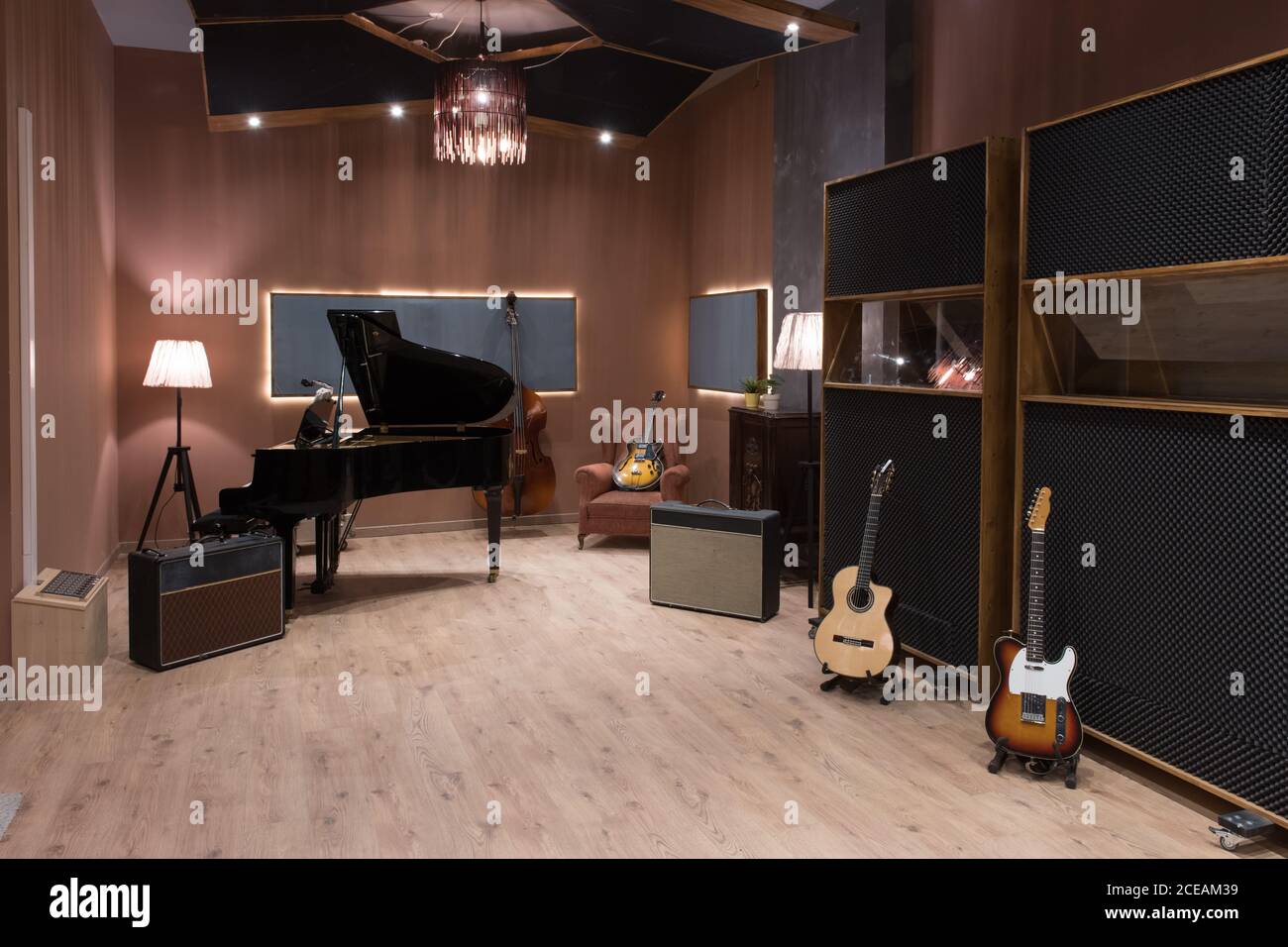 Verstärker in der Nähe von Musikinstrumenten Stockfoto