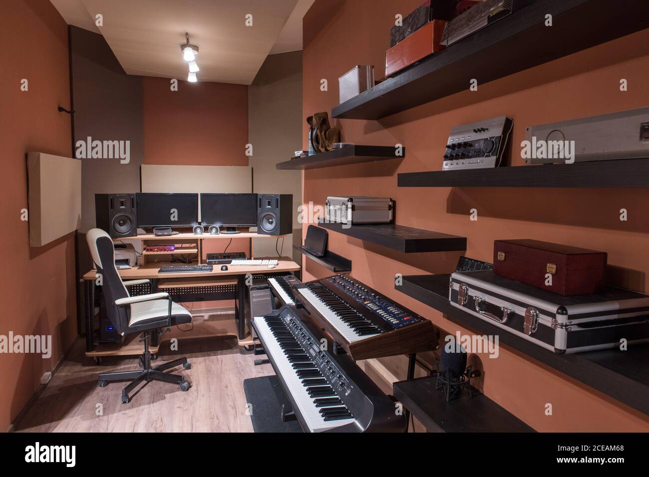 Moderne Einrichtung mit Audioausstattung Stockfoto