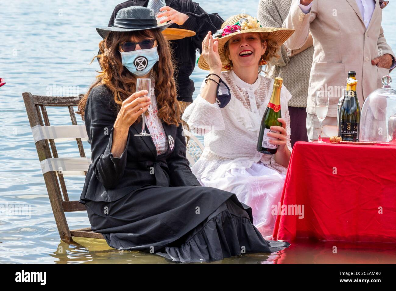 Extinction Rebellion präsentiert eine Show mit dem Titel Tea in the Sea, um den Anstieg des Meeresspiegels durch den Klimawandel zu veranschaulichen und auf den Untergang der Titanic zu verweisen Stockfoto