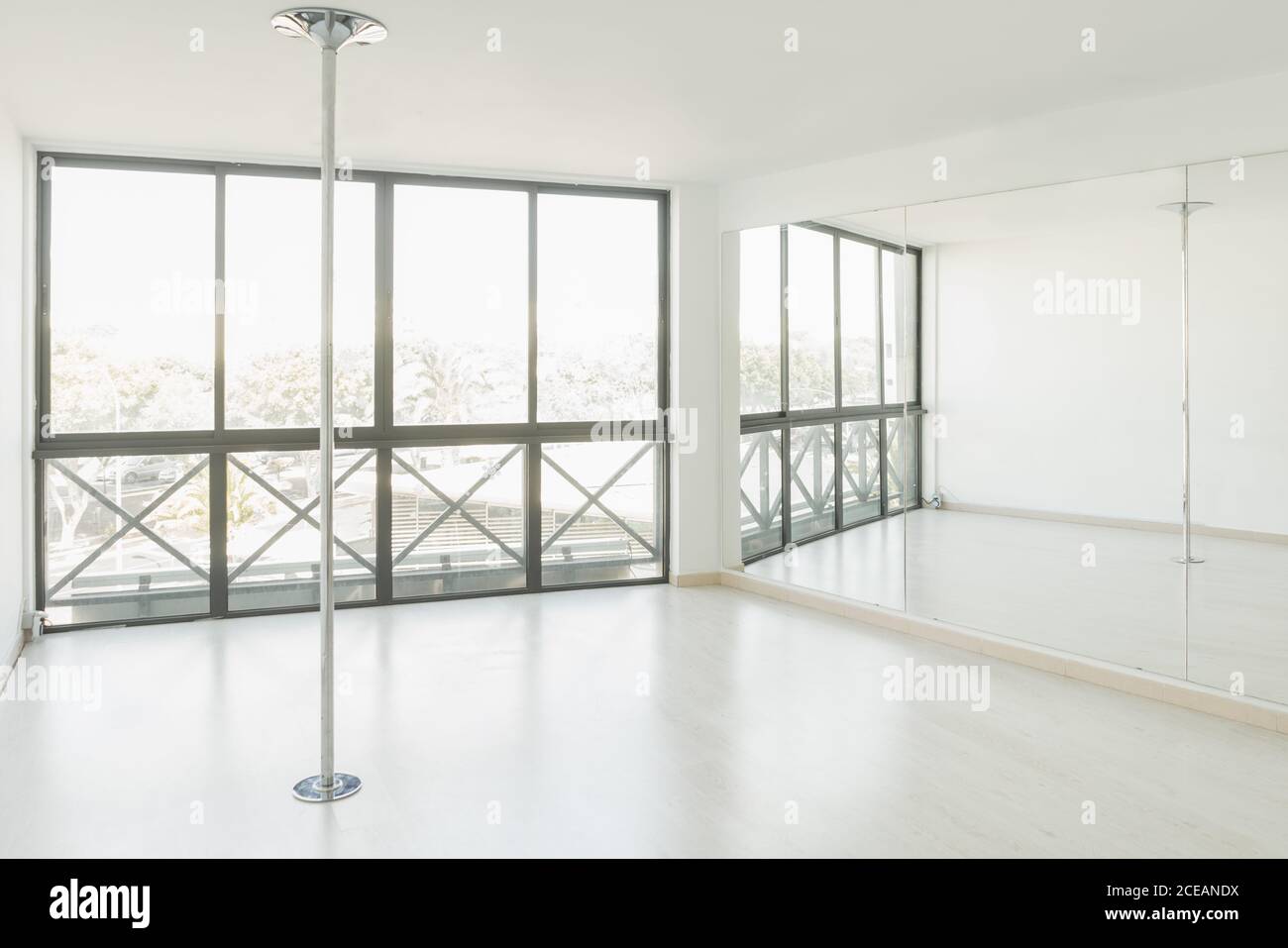 Pole Dance Studio mit großen Spiegeln und Fenstern im Licht Zimmer Stockfoto