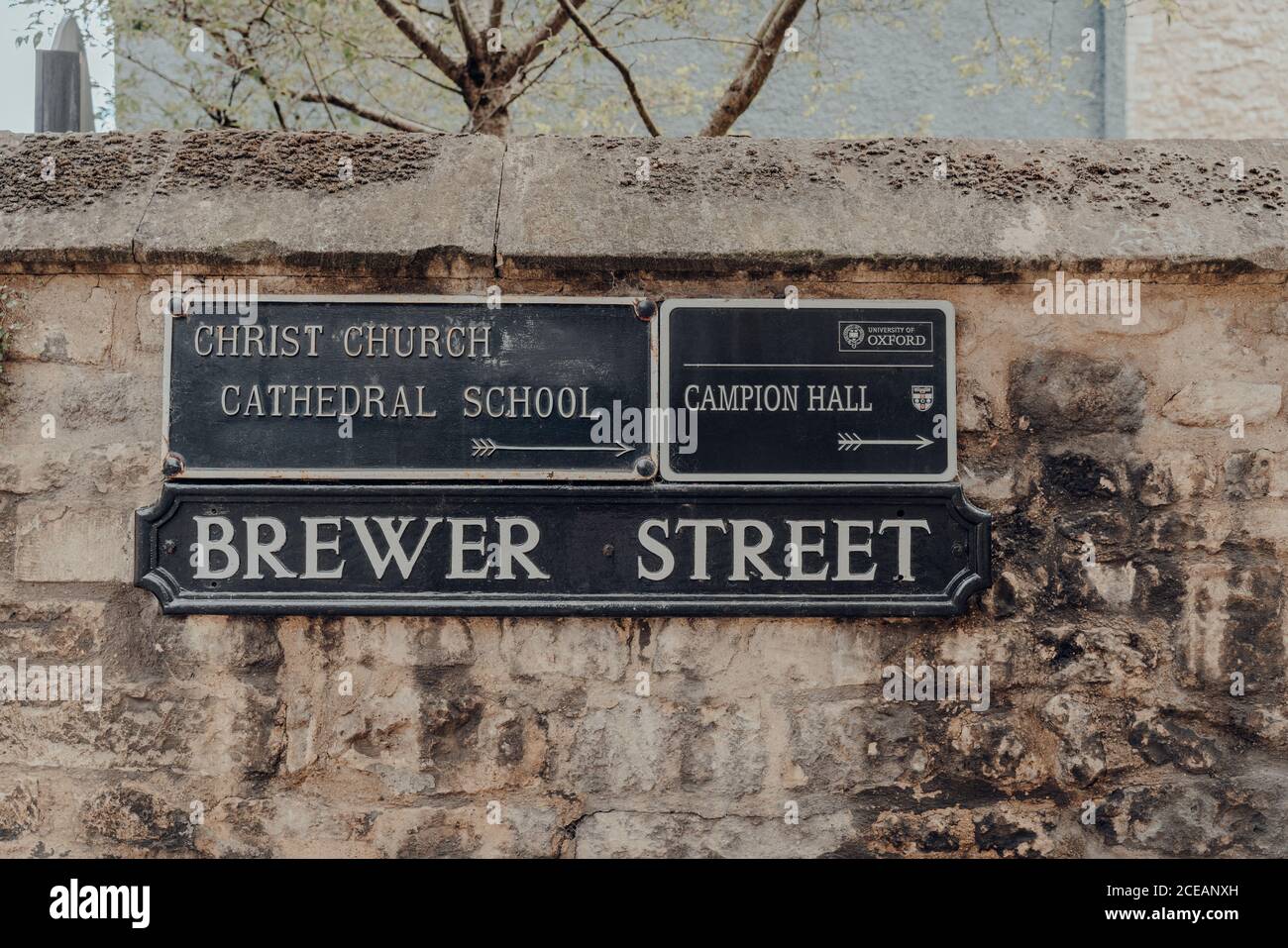 Oxford, Großbritannien - 04. August 2020: Richtungsschilder und Straßennamen auf der Brewer Street in Oxford, einer Stadt in England, die für ihre prestigeträchtige Universität berühmt ist Stockfoto
