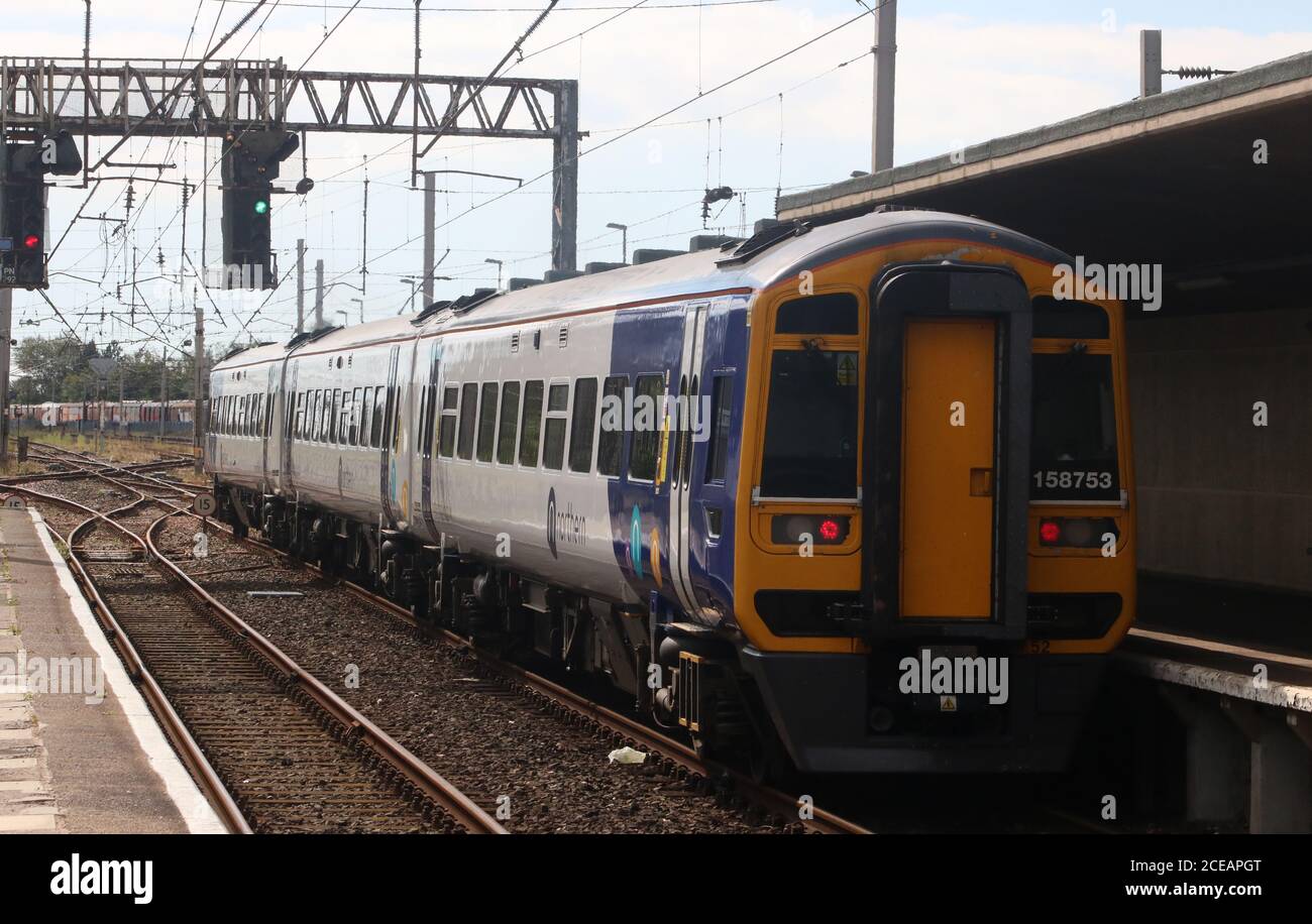 Nordzüge der Baureihe 158 Express-Sprinter dmu mit Geisterzug oder parlamentarischem Zug, der am 31. August 2020 den Bahnhof Carnforth verlässt. Stockfoto