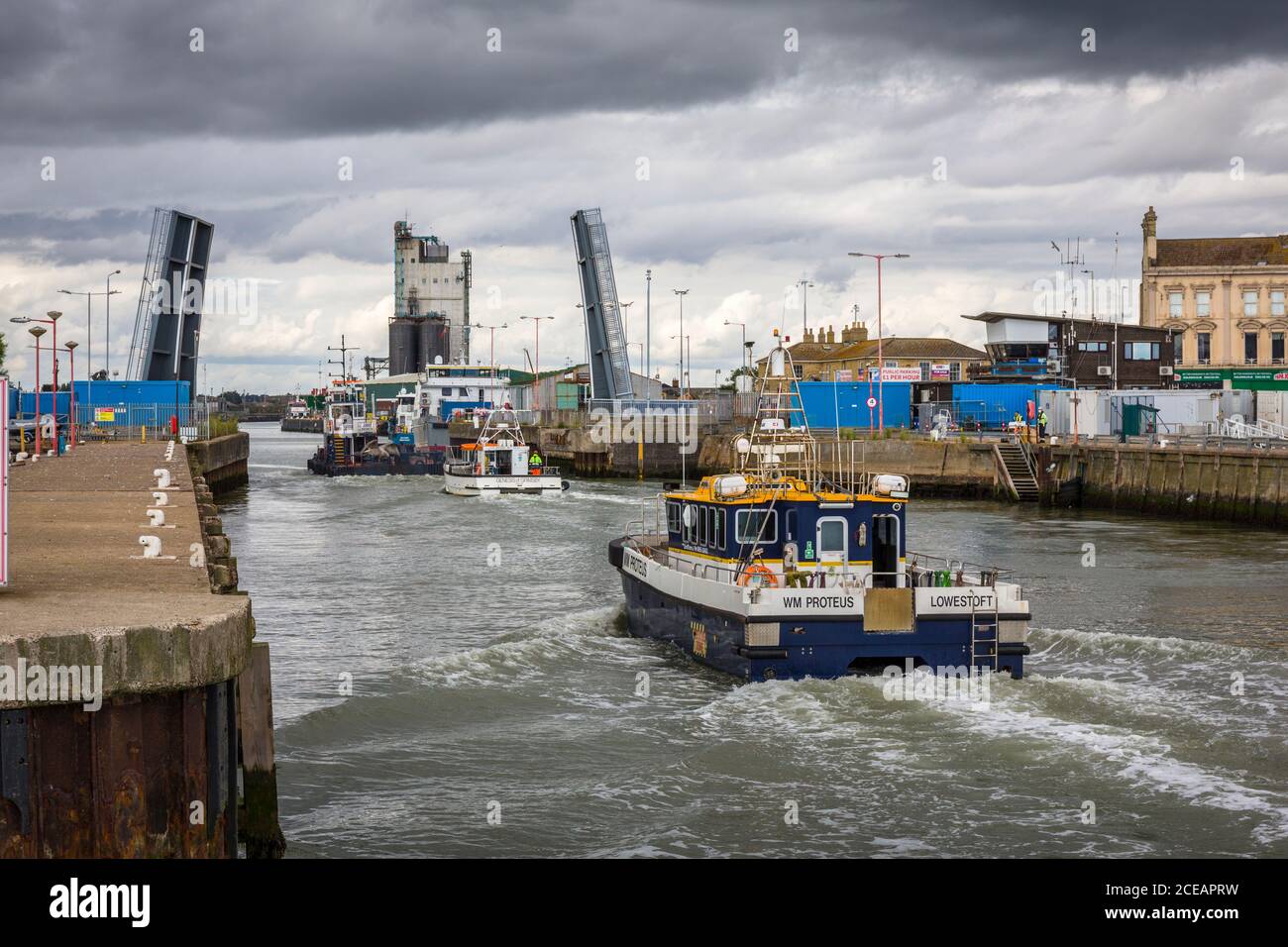 Die Bascule Bridge in Lowestoft, Suffolk, Großbritannien, ist offen für Boote aus der Nordsee in Lowestoft Harbour und den Fluss Waveney. Stockfoto