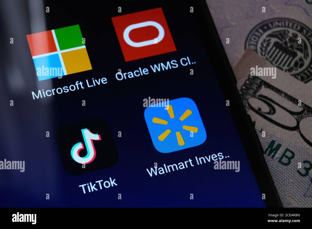 Stone / UK - August 31 2020: TikTok, Microsoft, Walmart, Oracle-Anwendungen auf dem mobilen Bildschirm gesehen. Selektiver Fokus. Konzept für Buy-Out und Übernahmeangebot Stockfoto