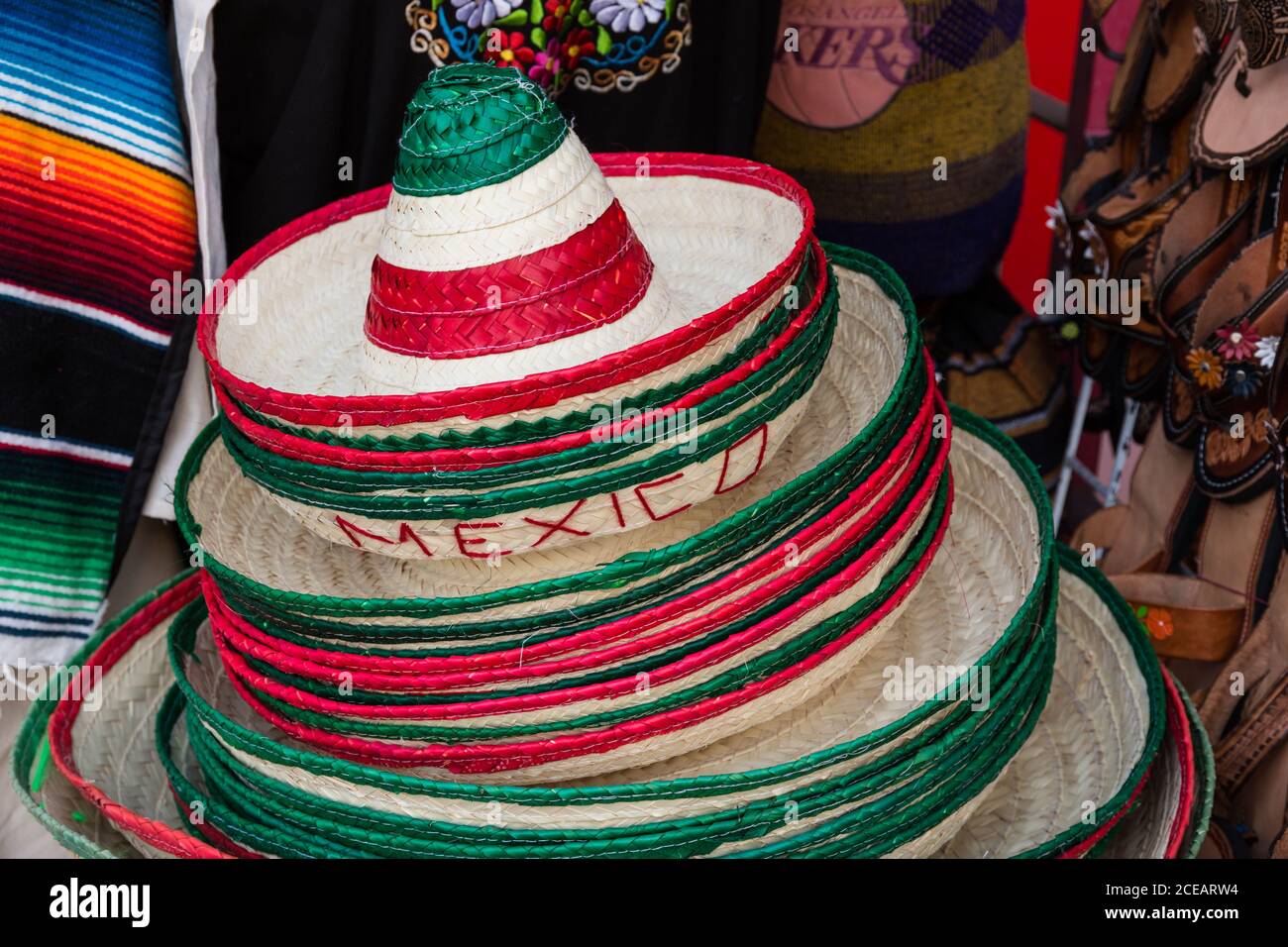 Ein Stapel mexikanischer Sombreros zum Verkauf in einem Touristenladen in Tijuana, Mexiko. Stockfoto