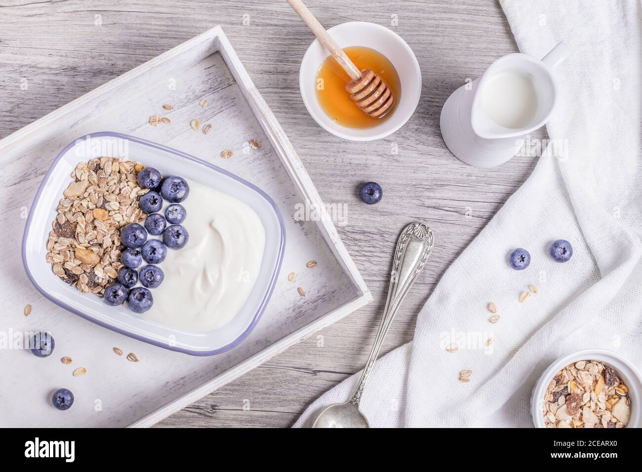Hafer und Heidelbeere mit Honig Frühstück Blick von oben auf Holz Tablett auf dem Tisch Stockfoto