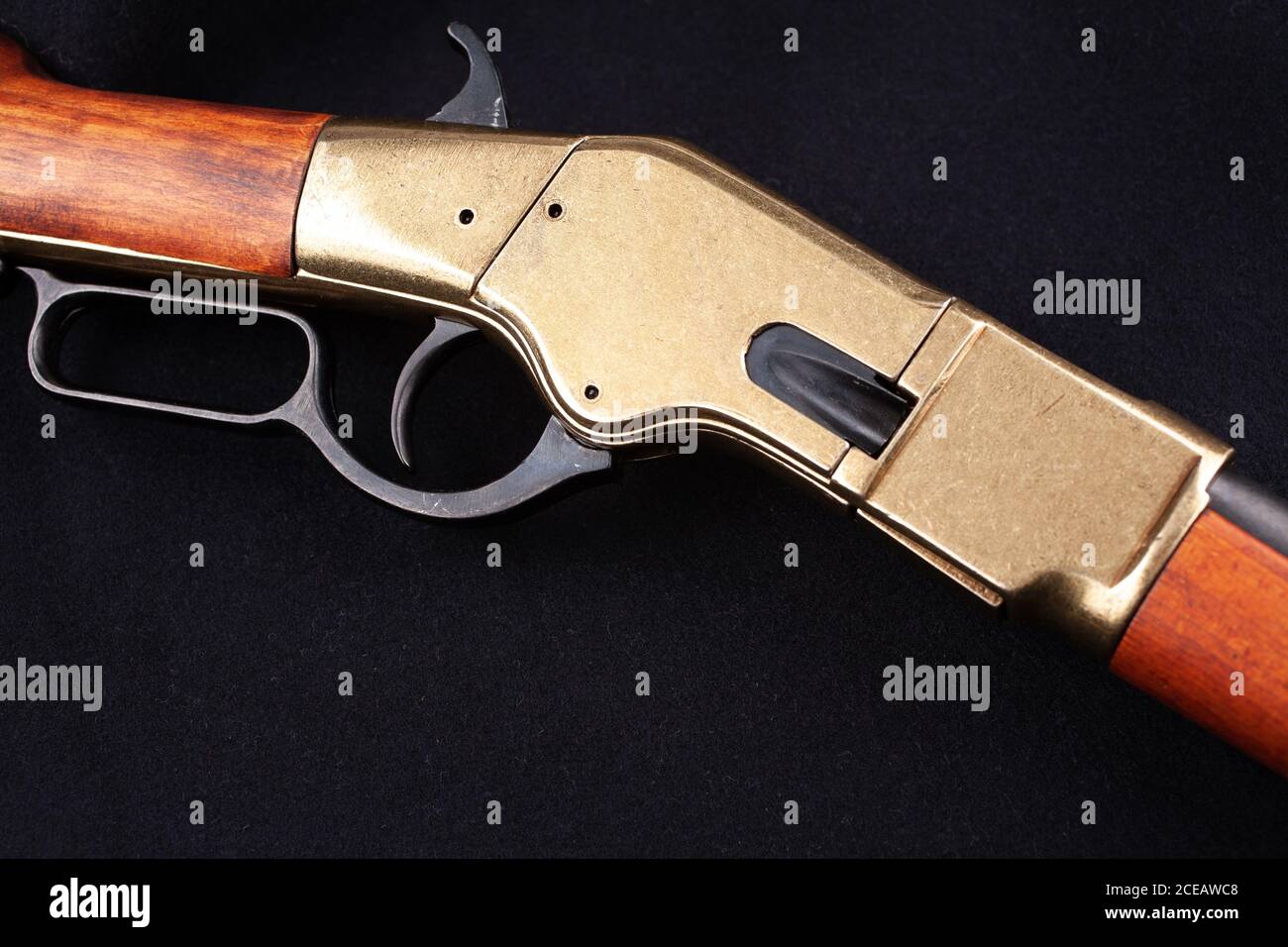 Altes Westgewehr mit Munition auf schwarzer Leinwand Stockfoto