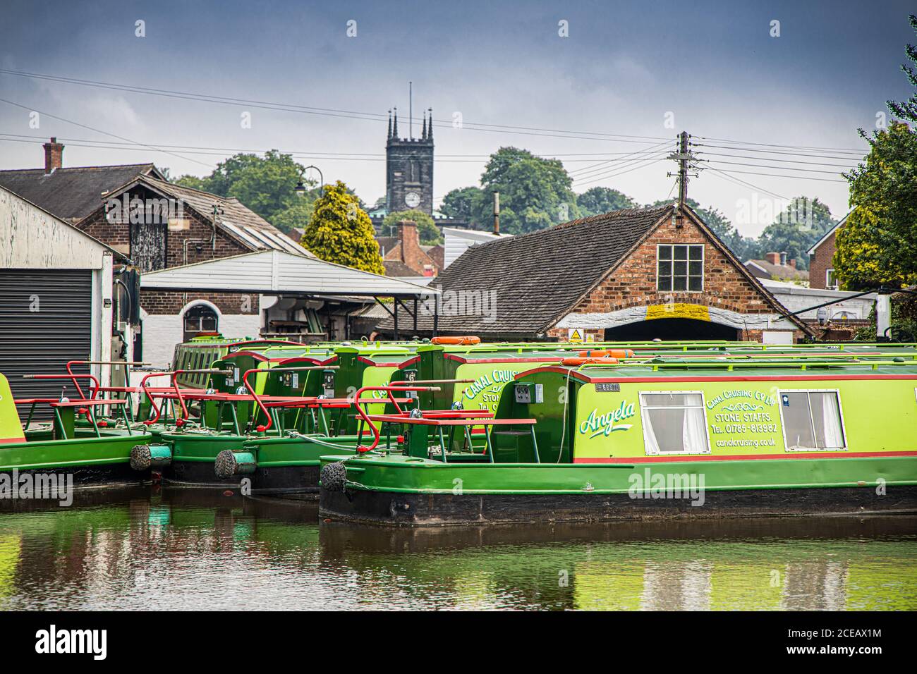 Der Trent und Mersey Kanal in Sone in Staffordshire mit Lastkähne und Vergnügungsboote zwischen den Kanalschlössern Stockfoto