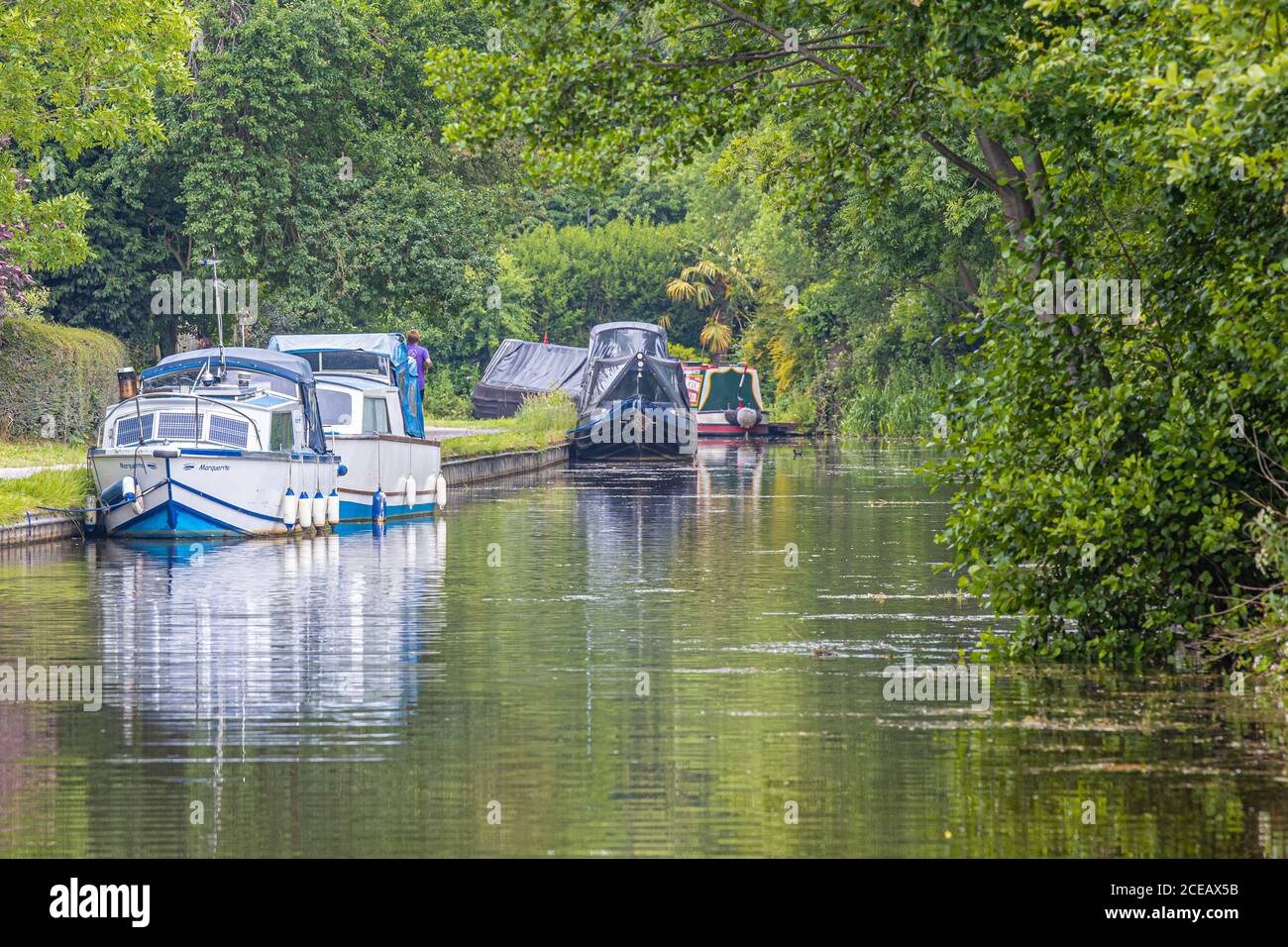 Der Trent und Mersey Kanal in Sone in Staffordshire mit Lastkähne und Vergnügungsboote zwischen den Kanalschlössern Stockfoto