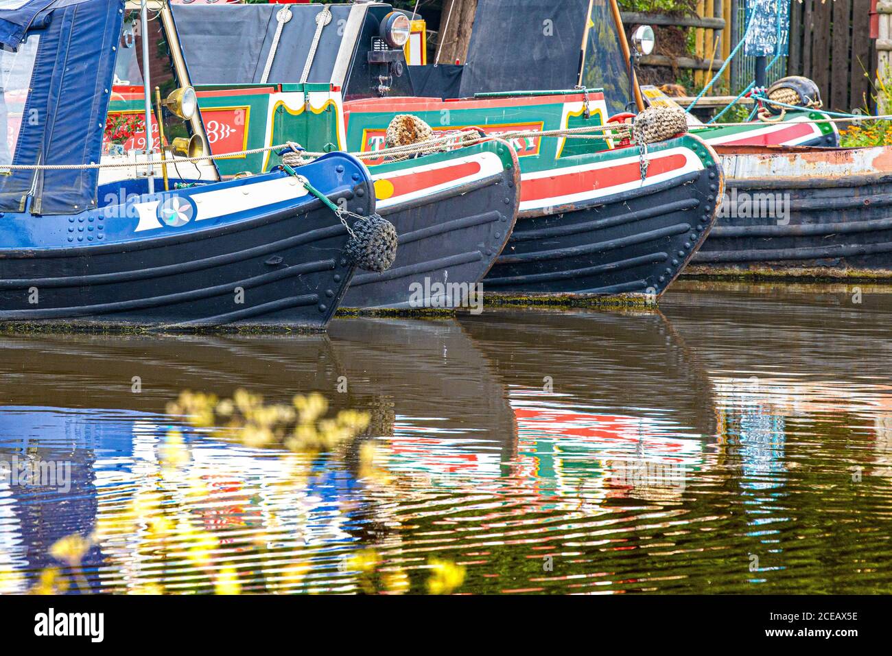 Der Trent und Mersey Kanal in Sone in Staffordshire mit Lastkähne und Vergnügungsboote zwischen den Kanalschlössern Stockfoto