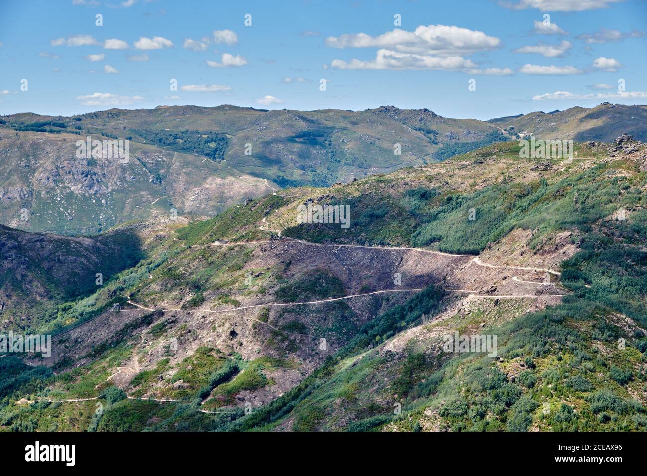 Gerês, Portugal - 30. August 2020 : Blick auf die Berge Nationalpark Peneda-Geres, Gerês, Portugal Stockfoto