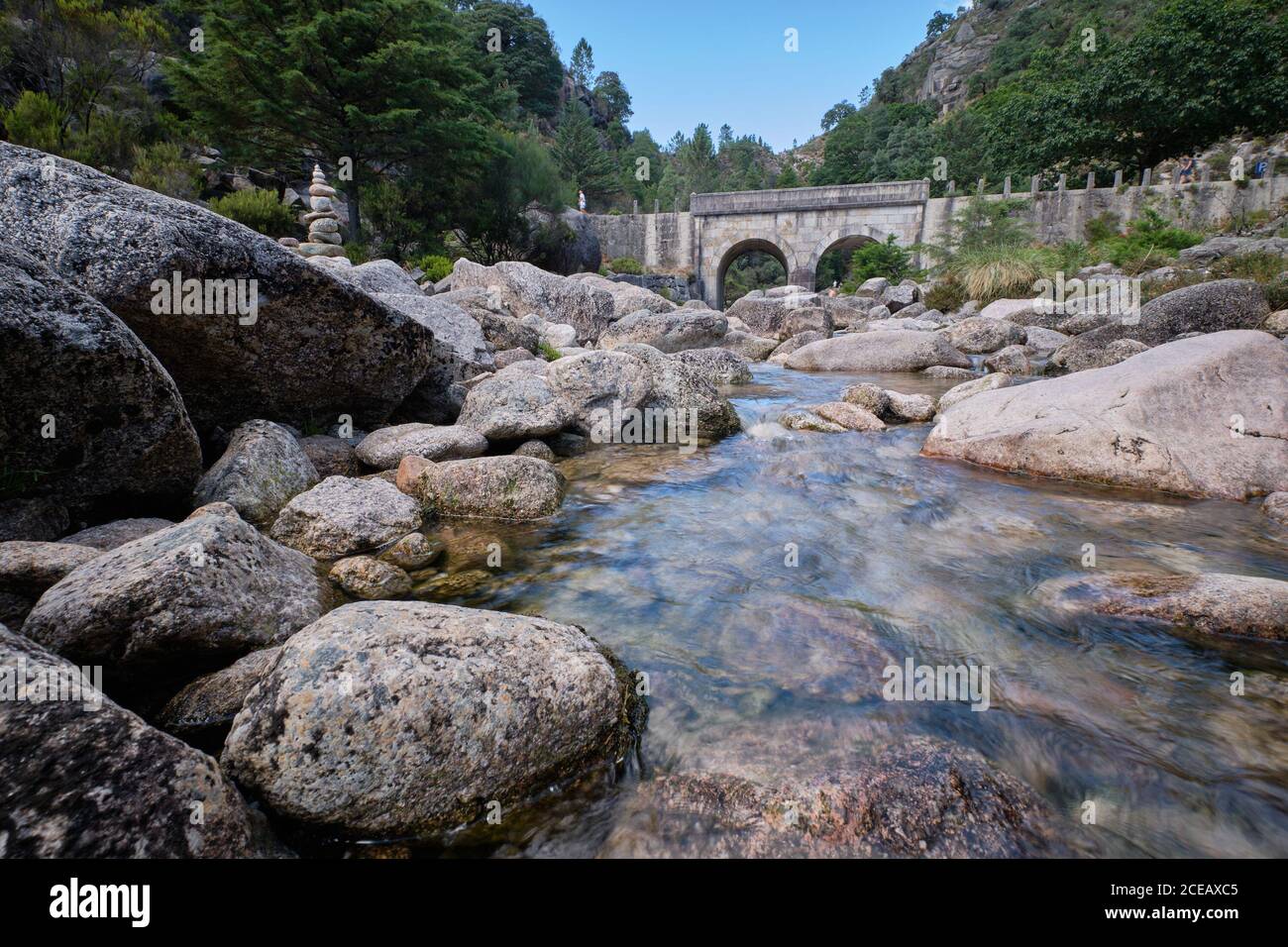 Gerês, Portugal - 30. August 2020 : Arado-Brücke in den Bergen Nationalpark Peneda-Geres, Gerês, Portugal Stockfoto