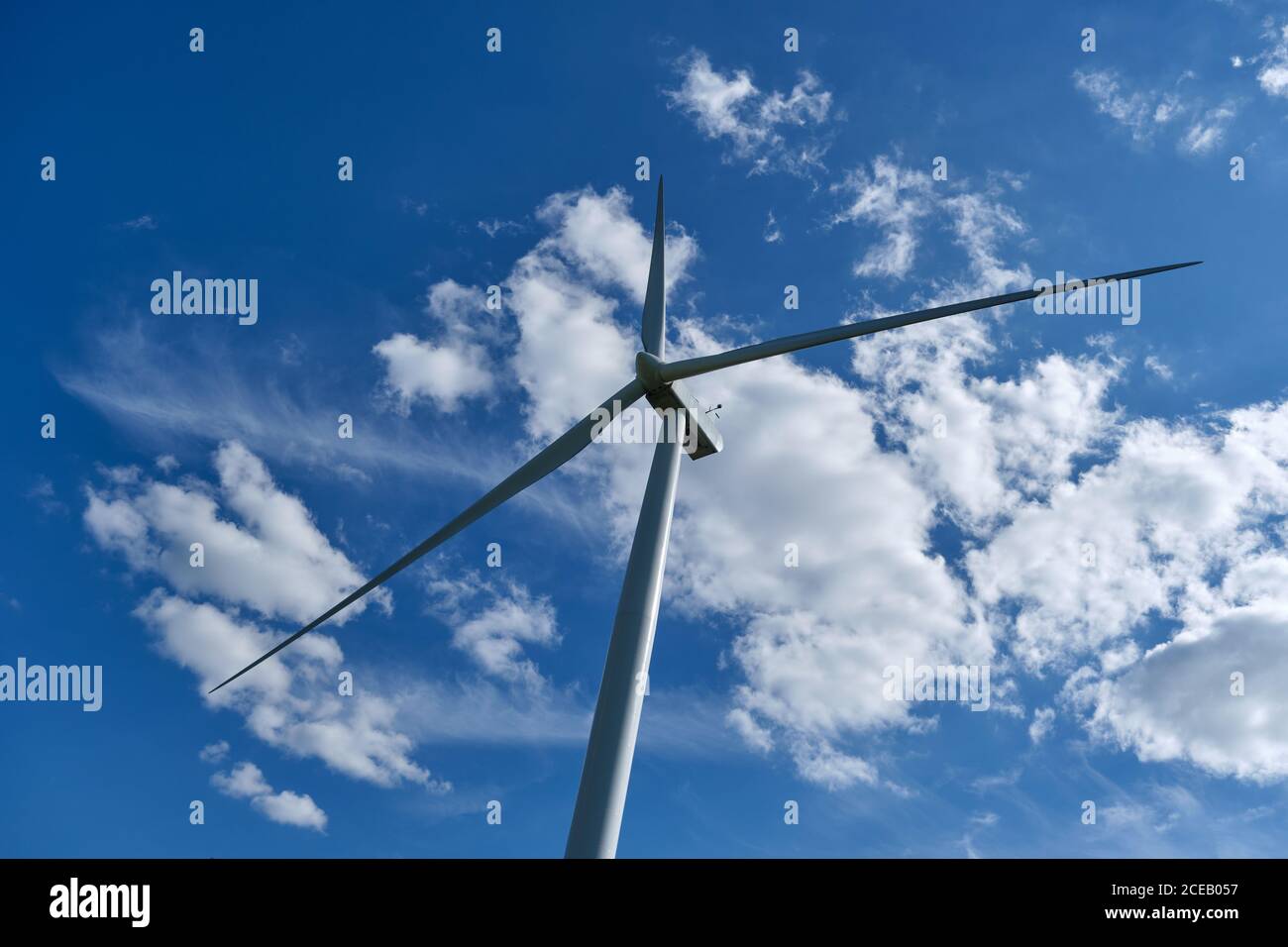 Windturbine auf blauem Himmel Hintergrund, ökologische Energie. Alternative Energiequelle. Stockfoto