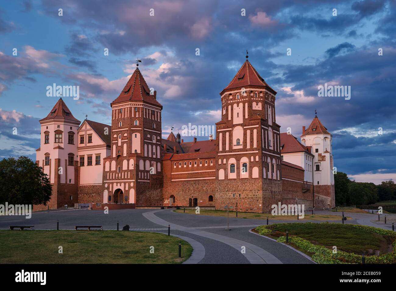 Belorussische Touristenattraktion mir Castle bei Sonnenuntergang, Grodno Region, Weißrussland Stockfoto