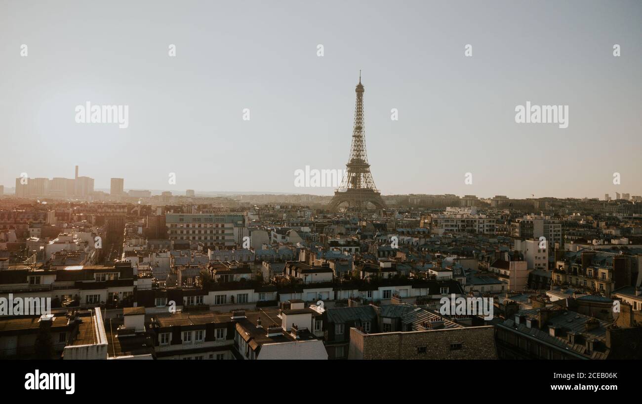 Luftaufnahme zu den Eiffeltürmen und der Stadt Paris an sonnigen Tagen. Stockfoto