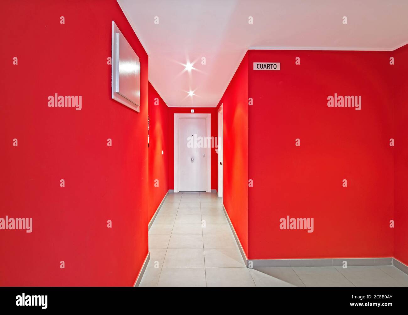 Türen im roten Korridor Stockfoto