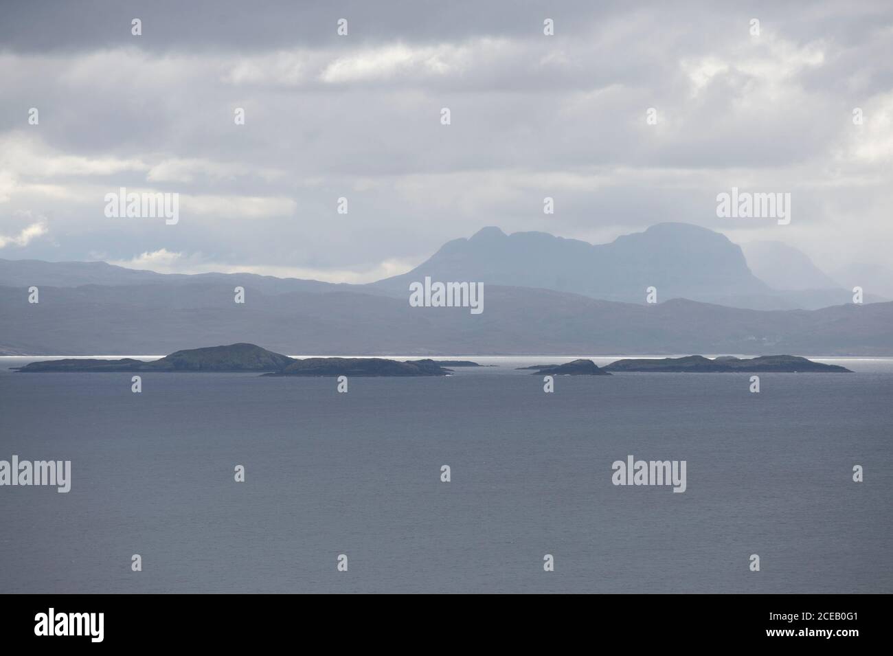 Highlands mit Blick über das Meer, Schottland, Britische Inseln Stockfoto