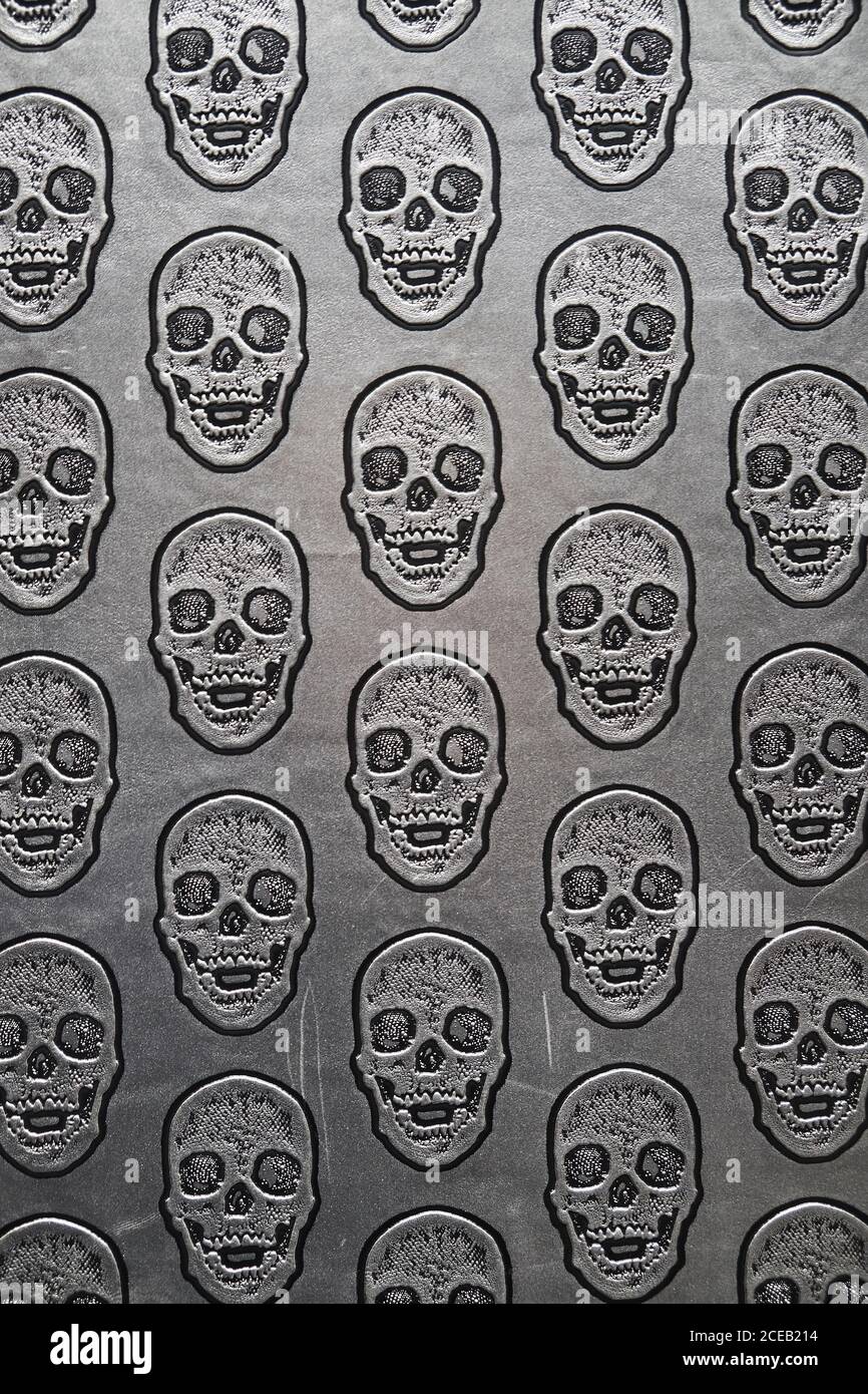 Von oben Ansicht von vielen Schädelmustern auf grauem Hintergrund Stockfoto
