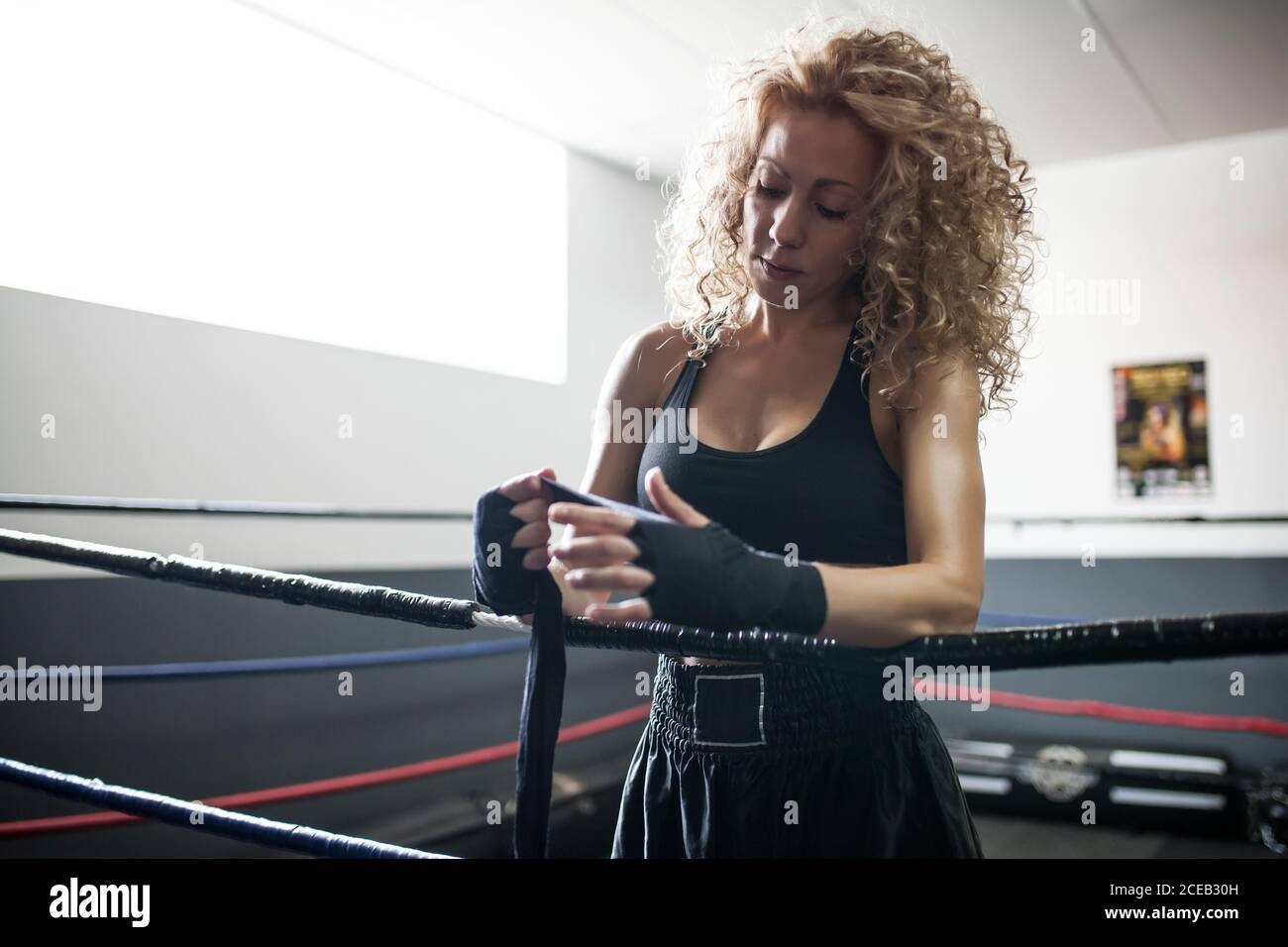 Fitness Frau in Sportkleidung umwickeln Boxen Verband Stockfoto