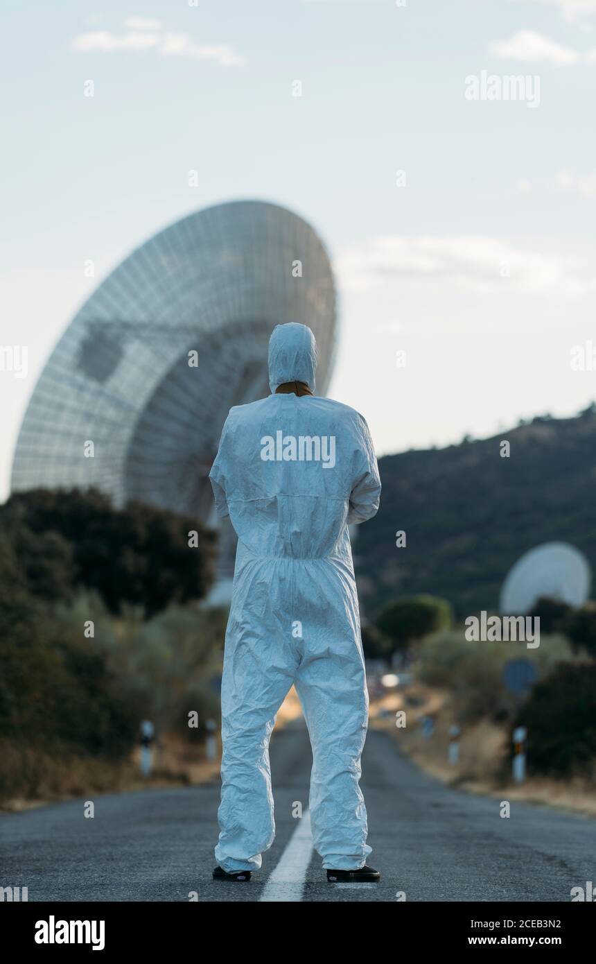 Mann mit Tränengasmaske und weißem Wissenschaftlerkostüm Stockfoto