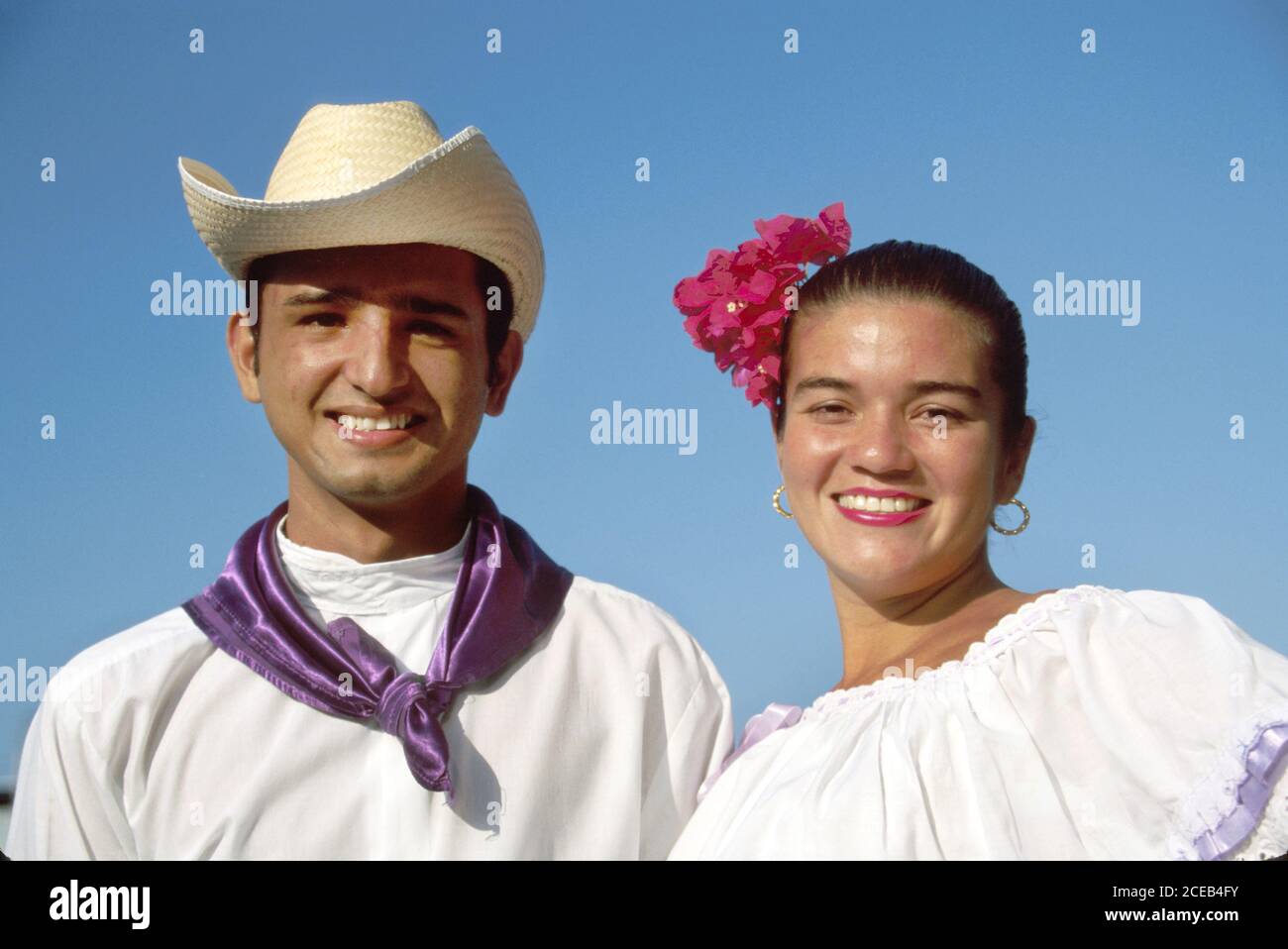 Costa Rica, Latein, Hispanic Latinos Puerto Caldera, Folklore-Tänzer, traditionelle Nationalkostüm-Kleidung, lächelndes Paar Mann männlich Frau weiblich Stockfoto