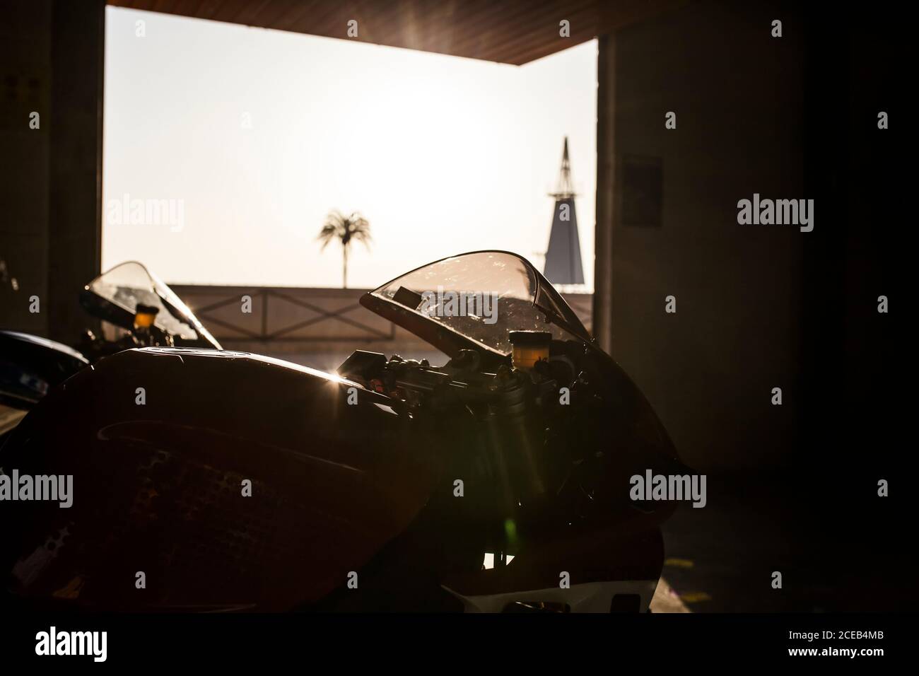 Blick von der Windschutzscheibe des Motorrads Stockfoto