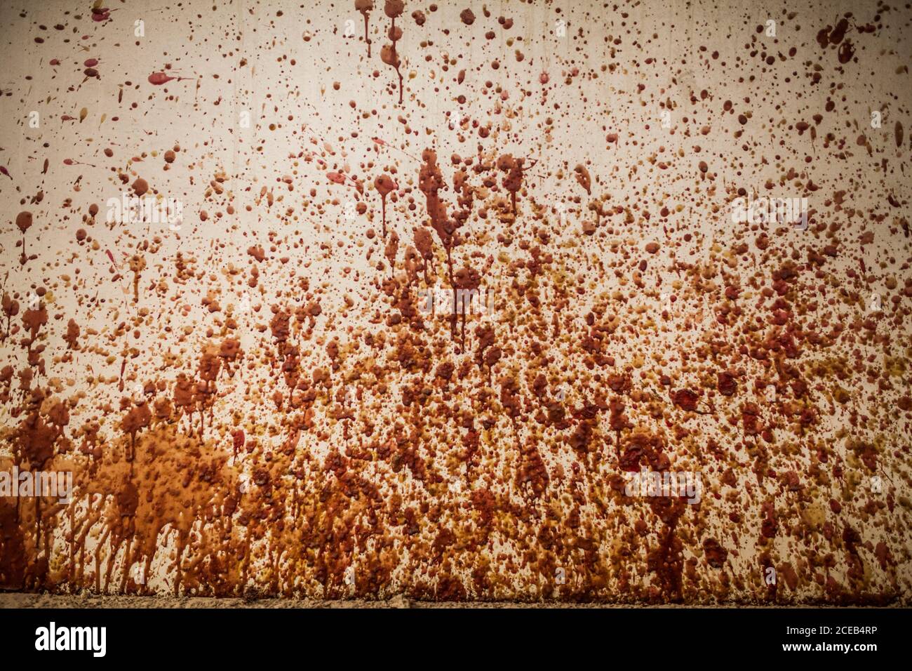 Schnittansicht der weißen Wand mit braun und orange verschmutzt Farbe in Metallgussfabrik Stockfoto
