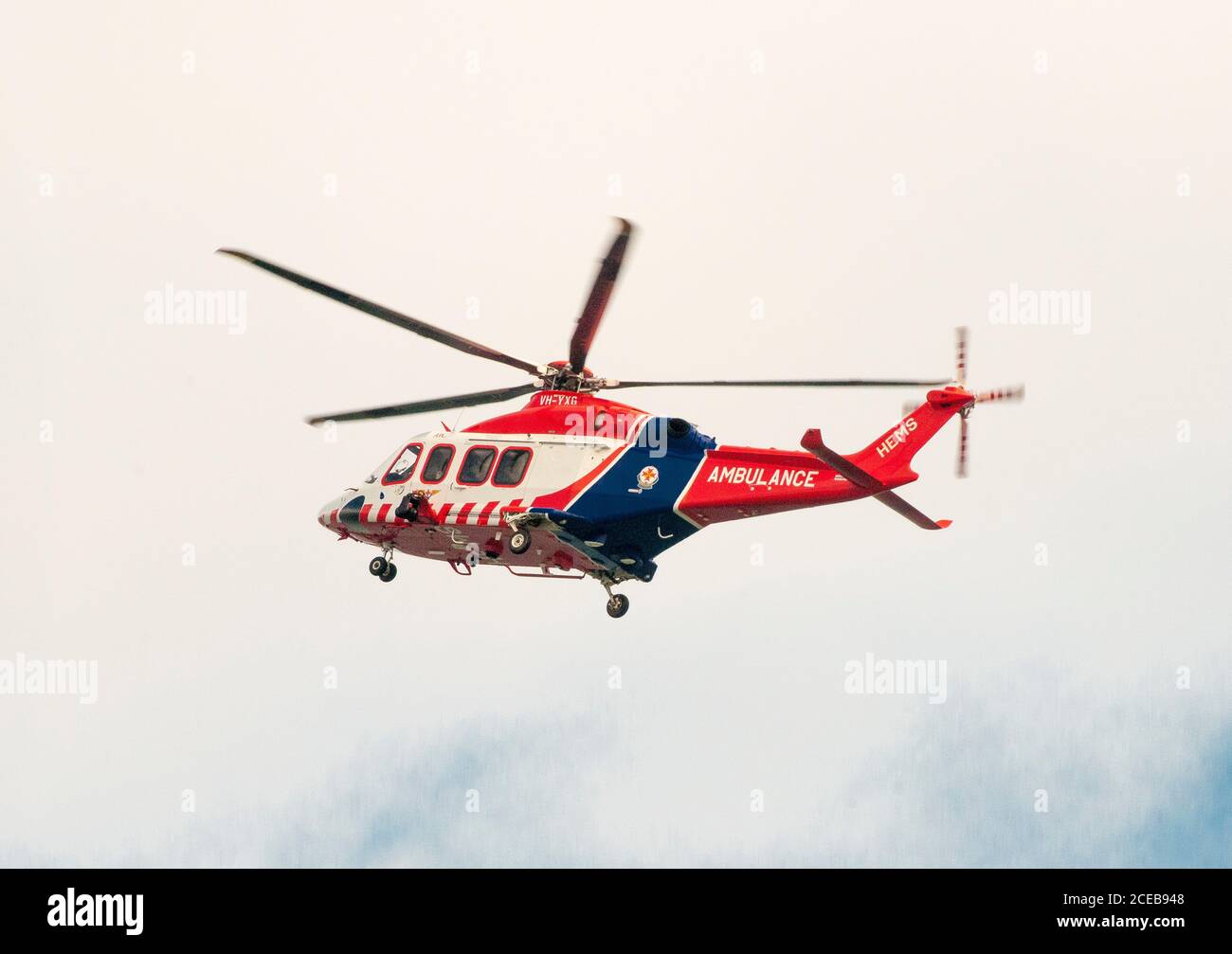 Rettungshubschrauber Victoria im Einsatz über Melbourne, Australien. Flotte besteht aus 5 Augusta Westland AW-139 Doppelmotor-Modelle. Stockfoto