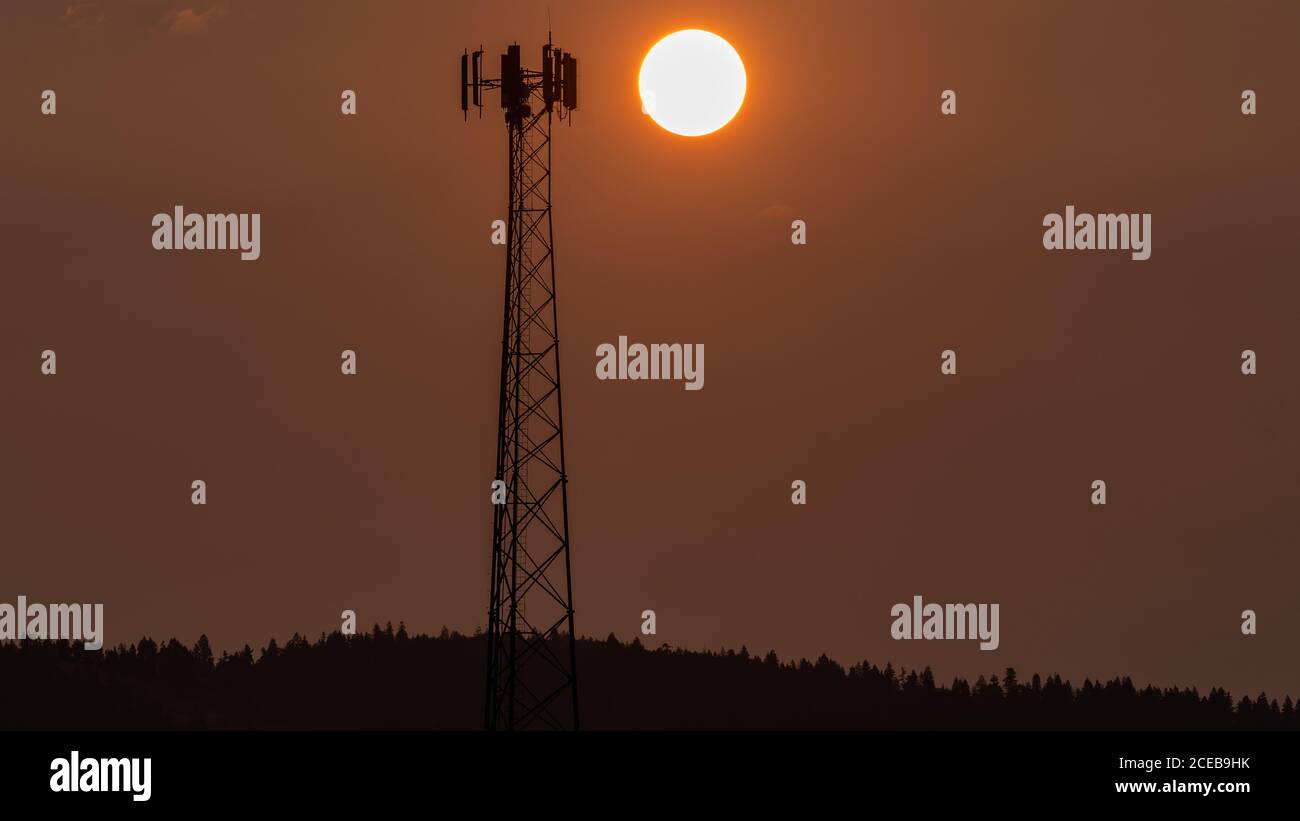 Dramatischer Zeitraffer bei Sonnenaufgang im Cell Tower. Oregon, Ashland, Cascade Siskiyou National Monument, Sommer Stockfoto