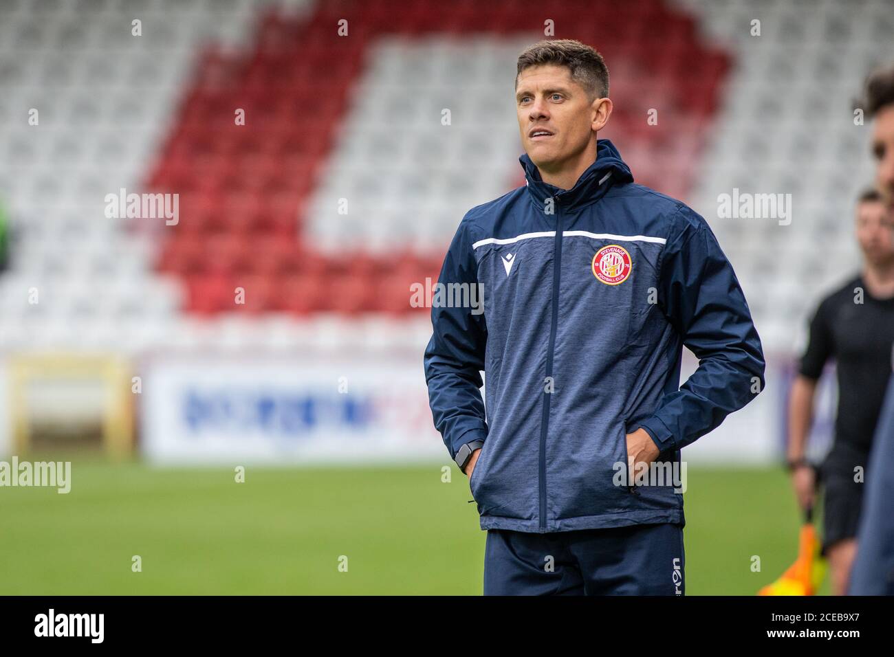 Fußballtrainer Alex Revell als Manager beim Stevenage FC Stockfoto