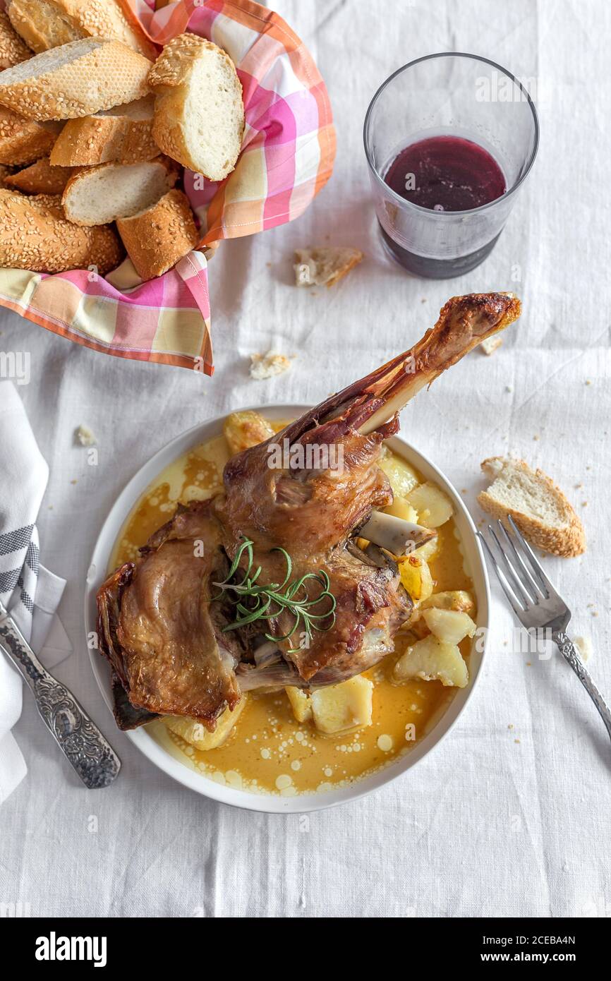 Gebratenes Lamm mit Kartoffeln. Flach legen. Von oben Stockfoto