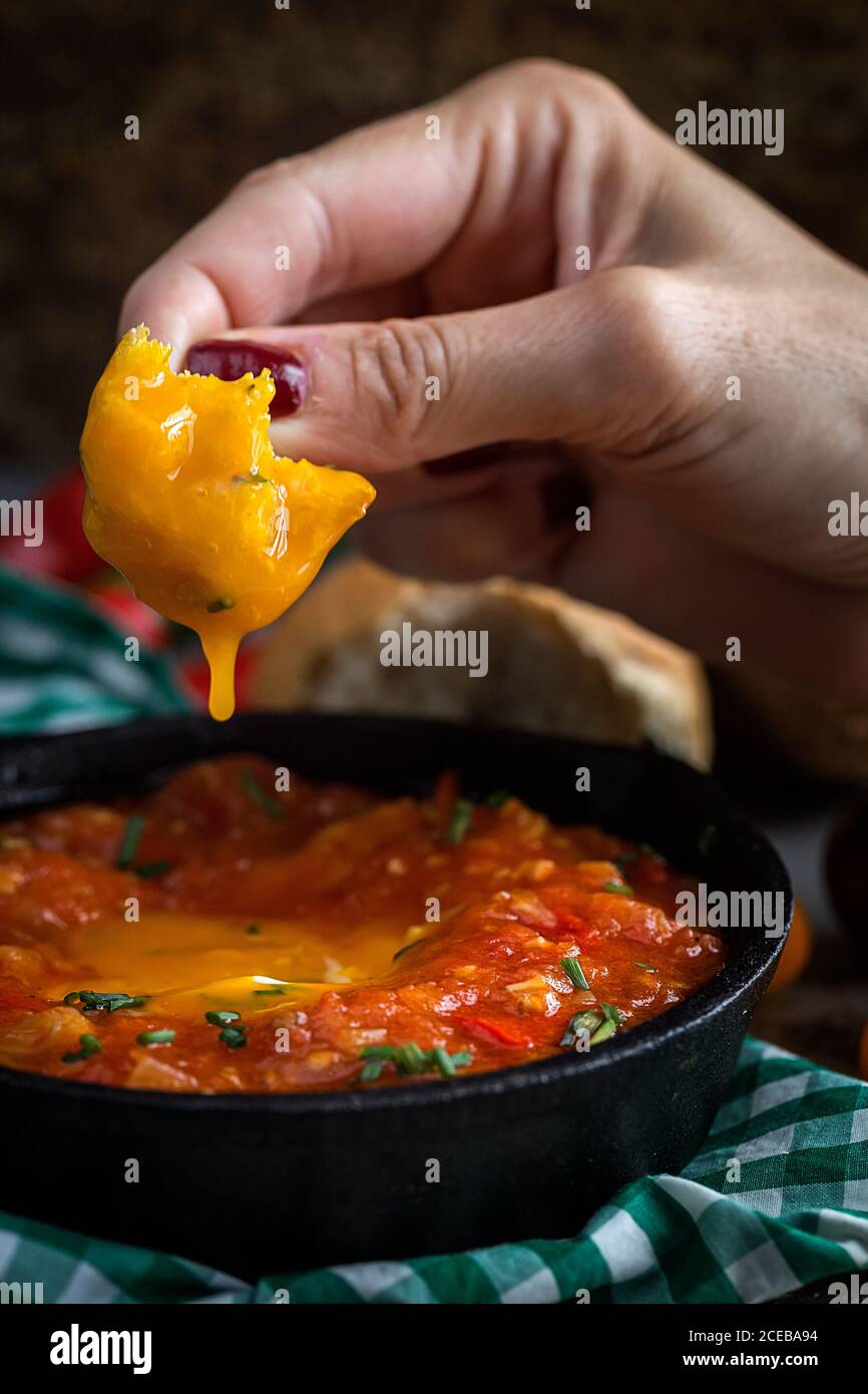Spiegelei mit Tomaten, grünen und roten Paprika und Brot. Hausgemacht Stockfoto