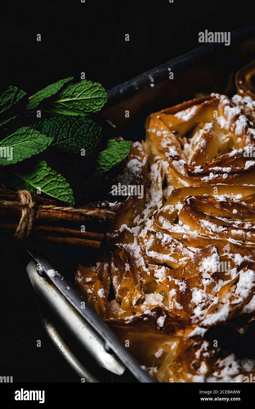 Filo Teigkuchen mit Blumenform, hausgemacht auf dunklem Hintergrund Stockfoto