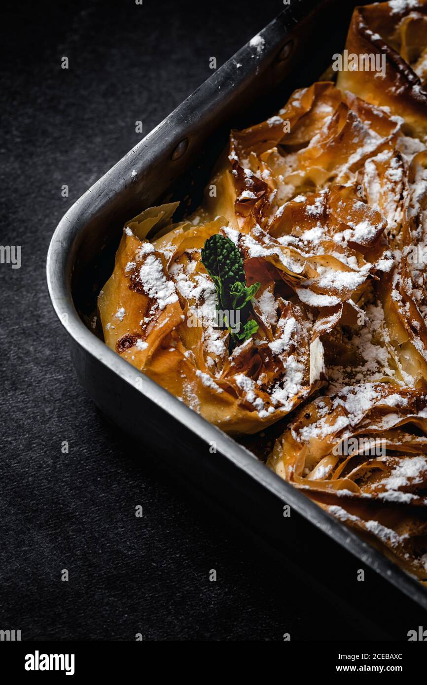 Filo Teigkuchen mit Blumenform, hausgemacht auf dunklem Hintergrund Stockfoto